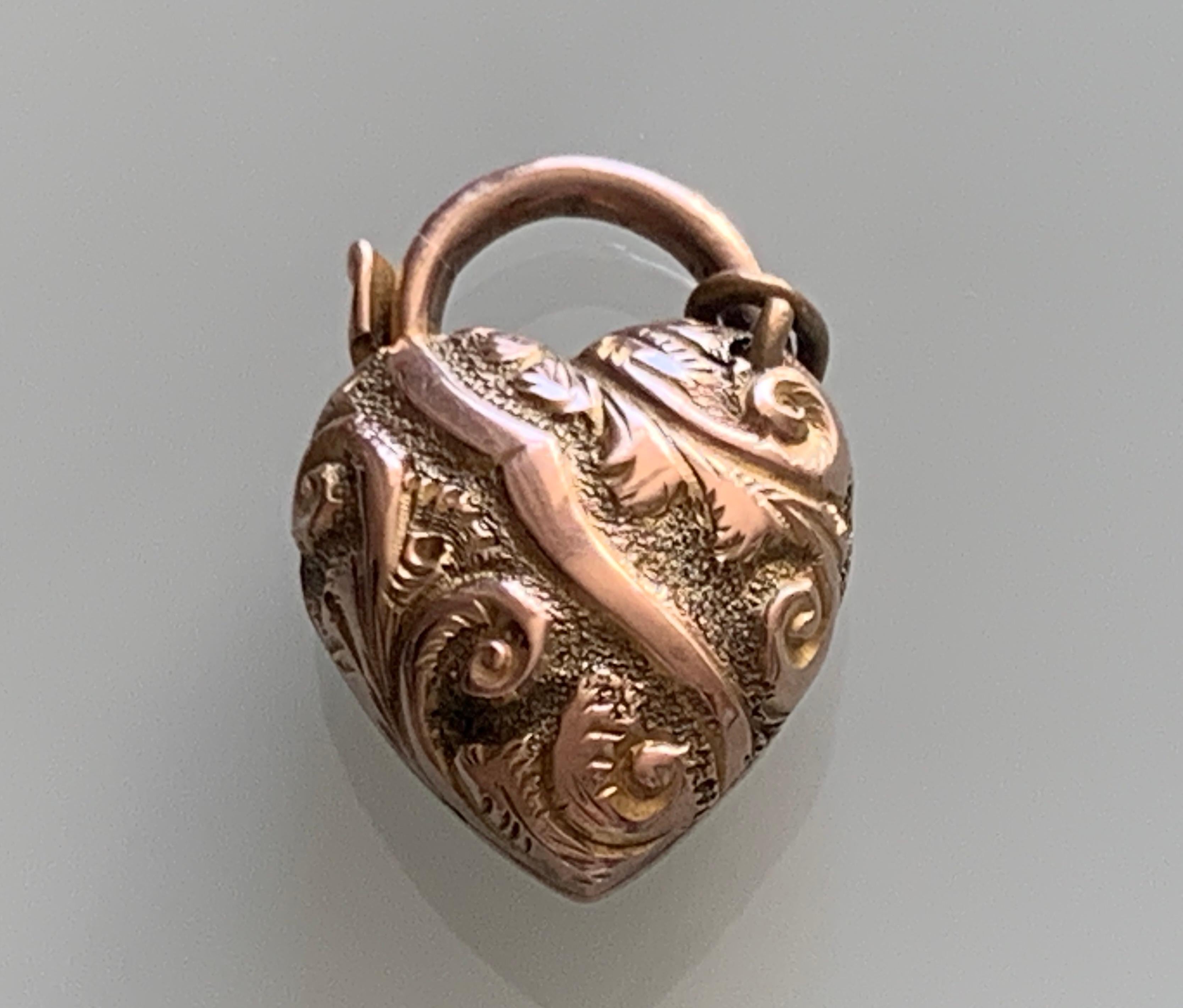 Antike viktorianische 9ct Gold
1901 datiert
Tief blumig graviert
und rückseitig gestempelt 