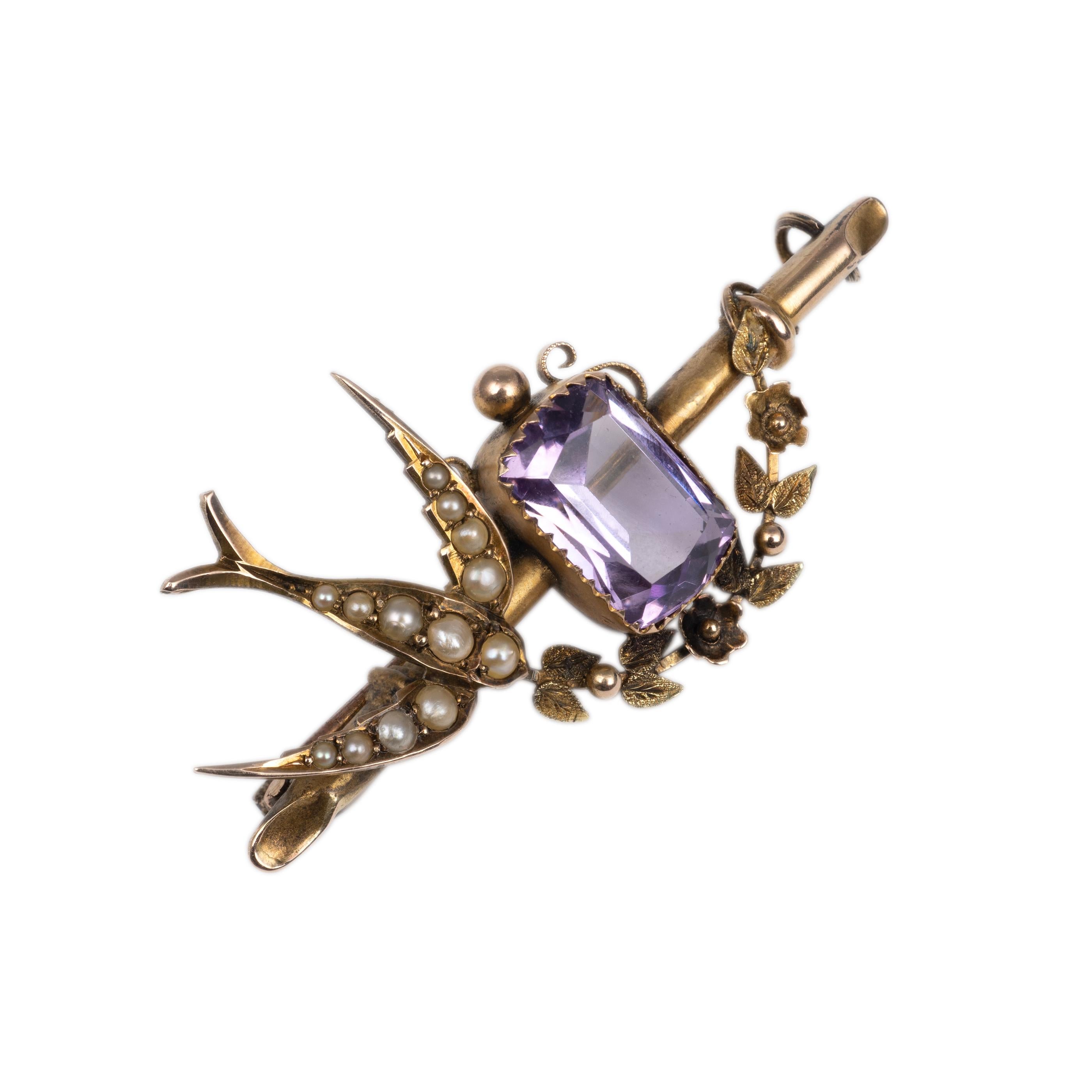A delightful antique amethyst snd pearls Swallow bird & flower garland sweetheart brooch, crafted in rose gold, circa 1900.
The delightful brooch features a gorgeous centred rectangle cushion cut amethyst with a scene of seed pearl swallow bird and