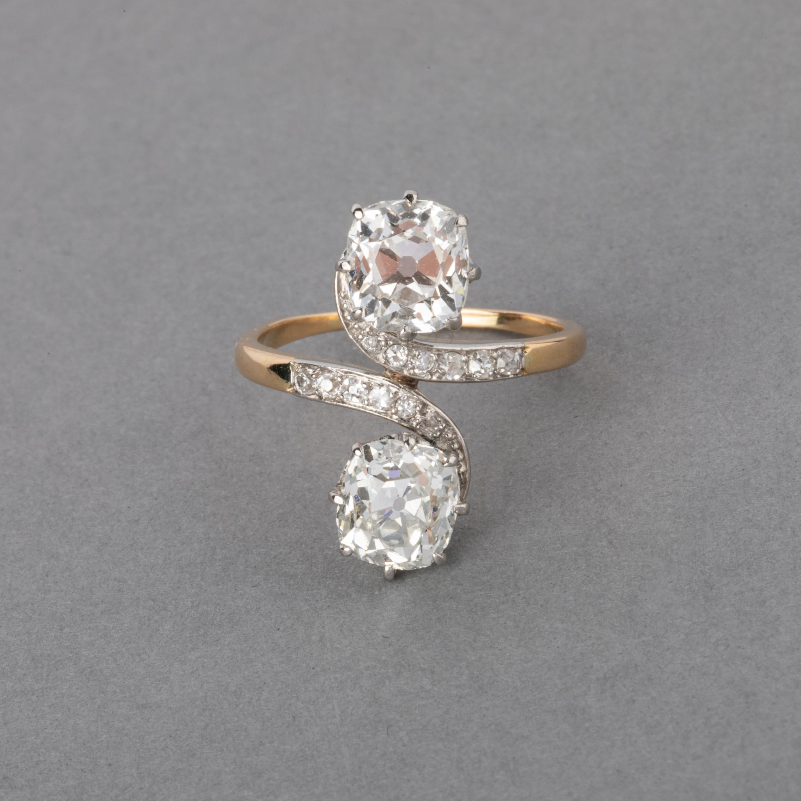 Sehr schöner antiker Ring, hergestellt in Frankreich um 1900. Zeit der Belle Epoque.
Die beiden Hauptdiamanten im Kissenschliff wiegen jeweils 1,56 Karat. Sie sind gute Qualität, eine H Farbe Schätzung und die andere J. Clarity ist gut SI1