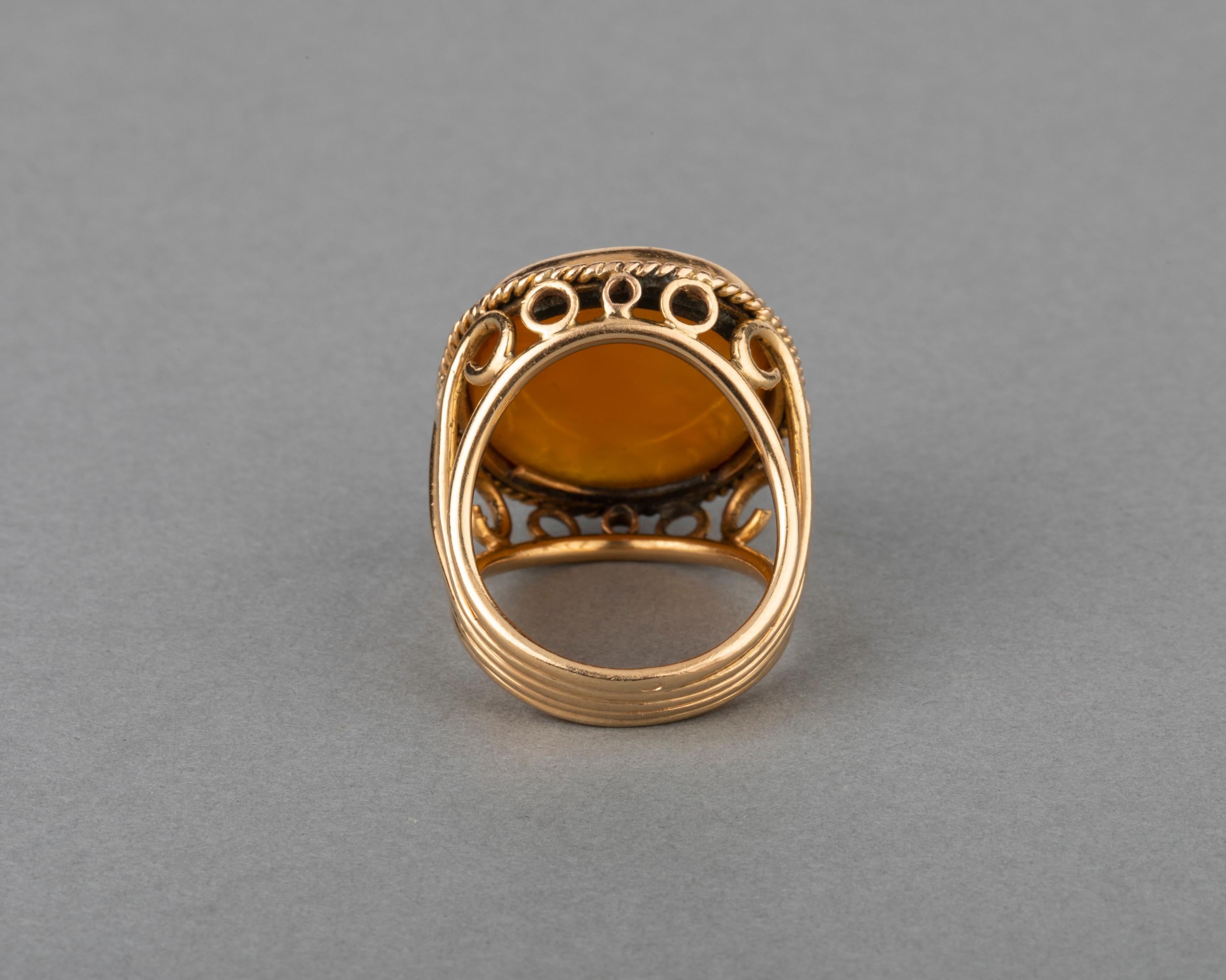 Oval Cut Antique Gold and Agate Cameo Ring For Sale