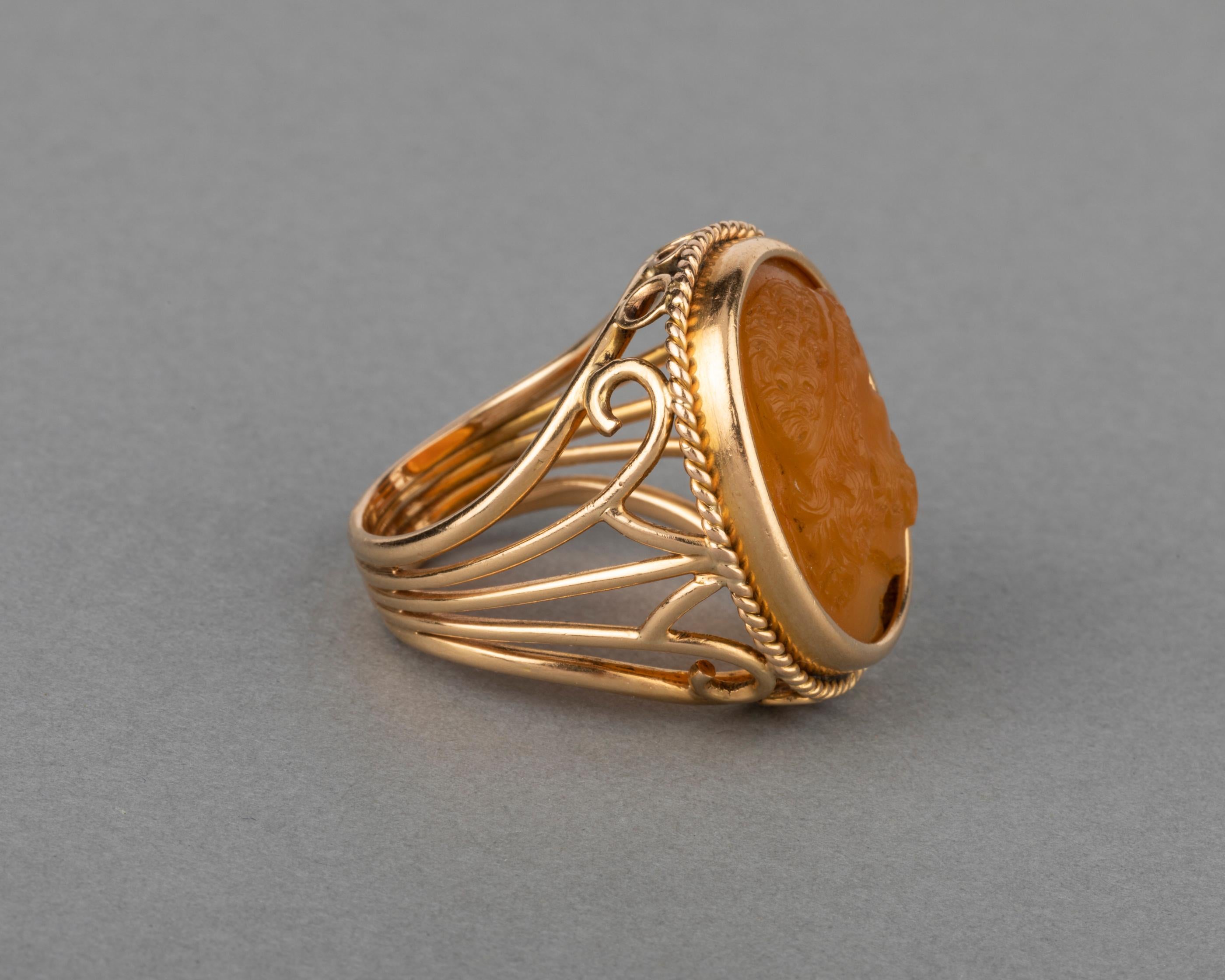 Antique Gold and Agate Cameo Ring In Good Condition For Sale In Saint-Ouen, FR