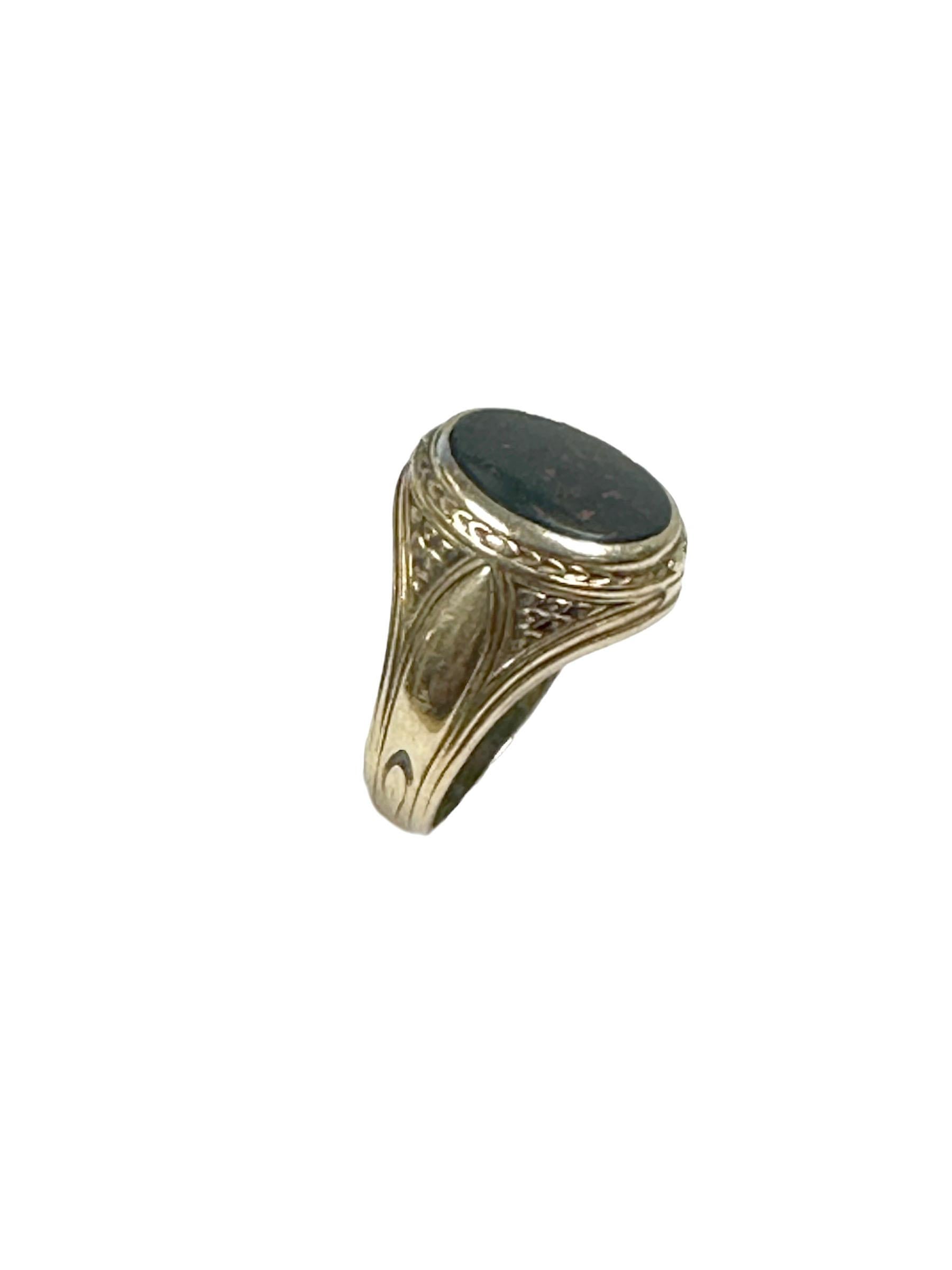 Circa 1910 10k Yellow Gold Signet Ring, le haut de la bague mesure 5/8 x 1/2 pouce et est serti d'une pierre de sang, des côtés joliment ciselés dans un style édouardien. Taille de doigt 7.