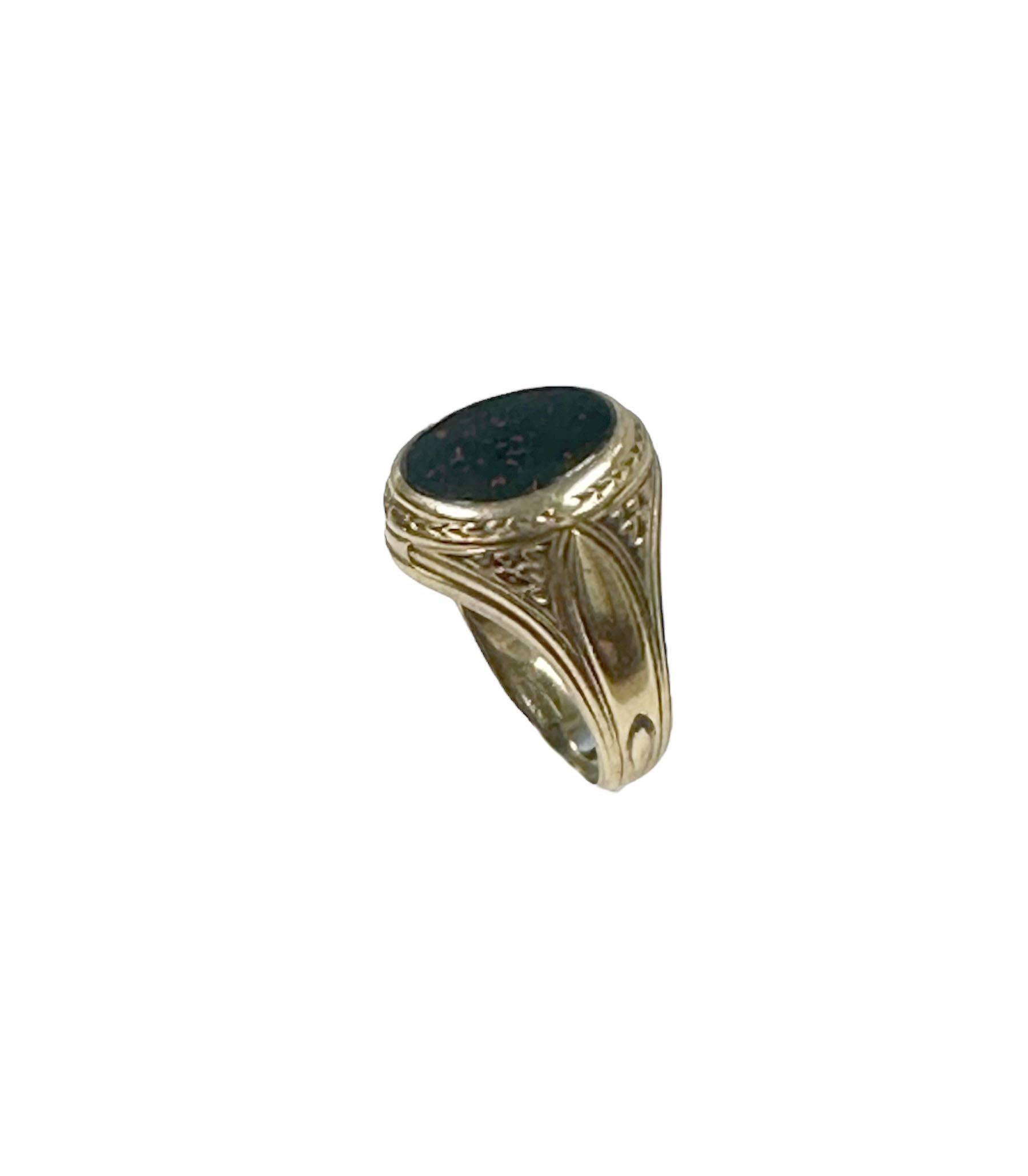 Bague chevalière ancienne en or et pierre de sang Excellent état à Chicago, IL