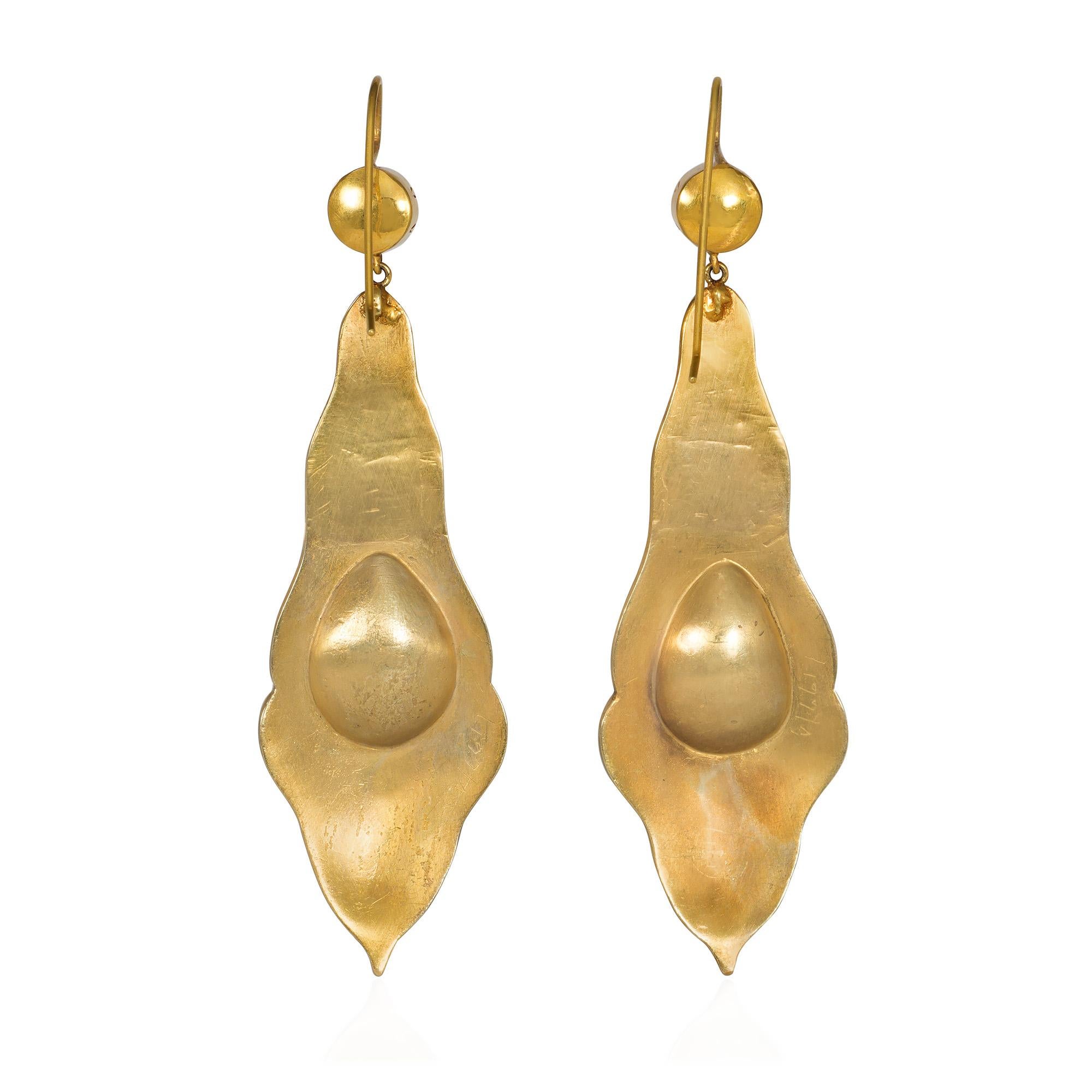 Georgian Antique Gold and Cabochon Garnet Pendant Earrings with Repoussé Decoration For Sale