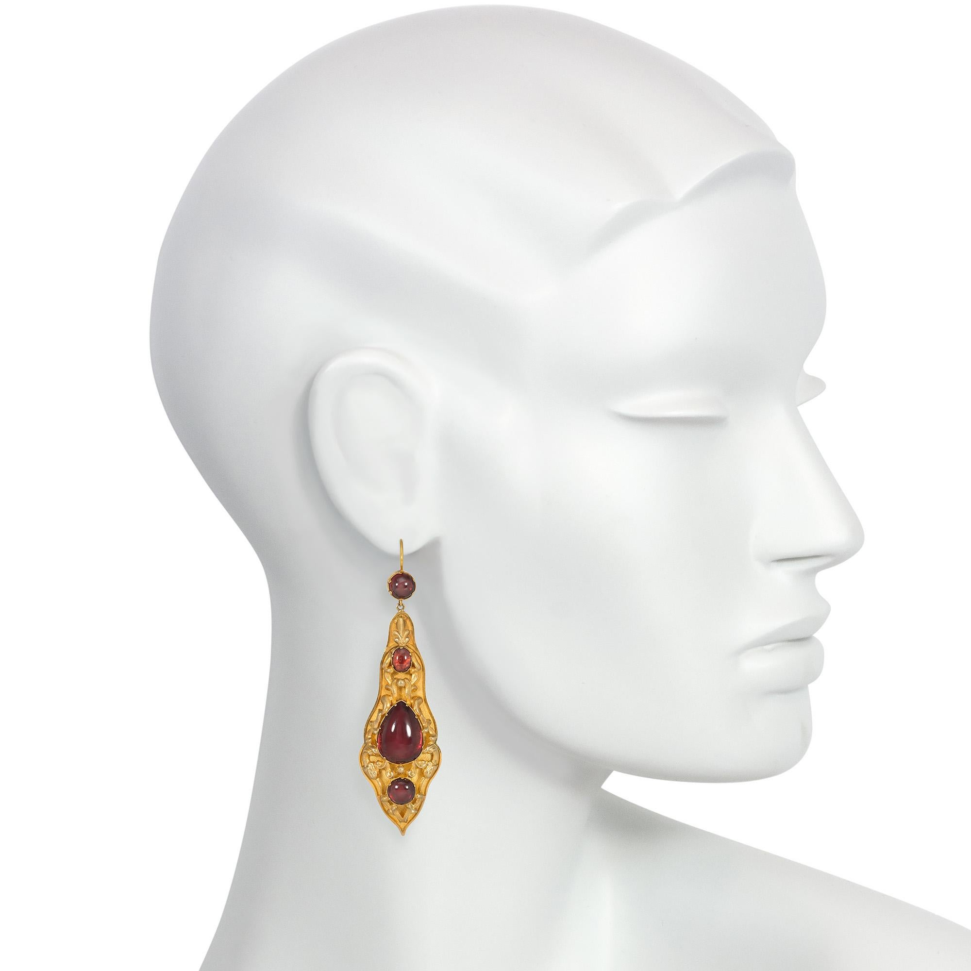 Antique Gold and Cabochon Garnet Pendant Earrings with Repoussé Decoration In Good Condition For Sale In New York, NY