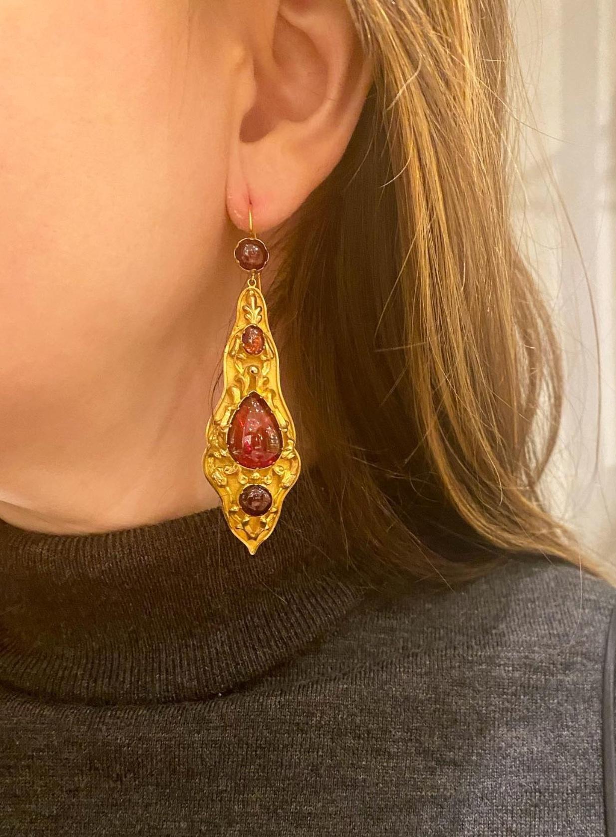 Women's or Men's Antique Gold and Cabochon Garnet Pendant Earrings with Repoussé Decoration For Sale
