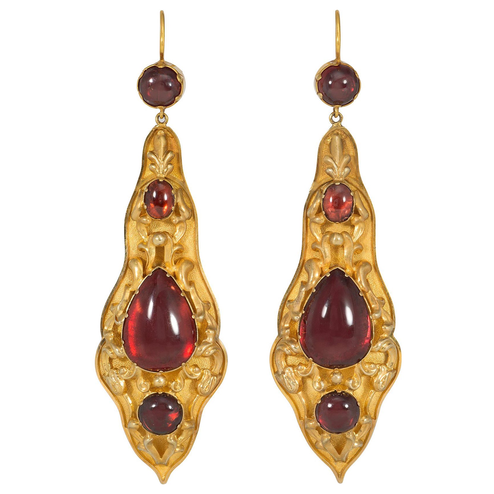Boucles d'oreilles pendantes en or ancien et grenat cabochon avec décor repoussé