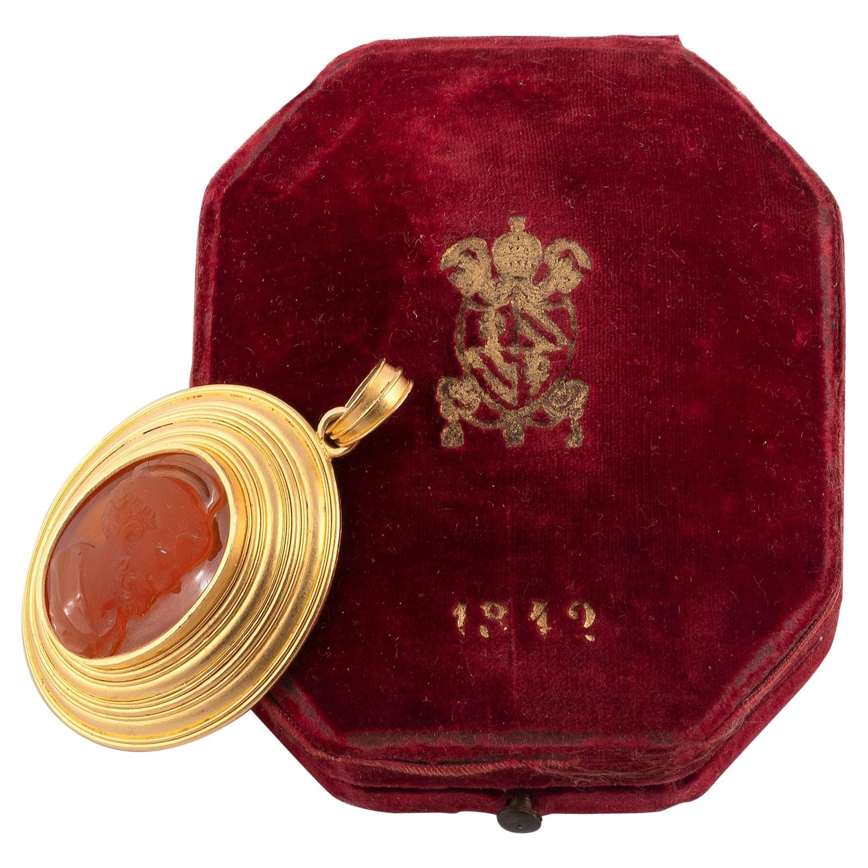Antiker Gold- und Kamee-Anhänger eines Bischofs, datiert 1842