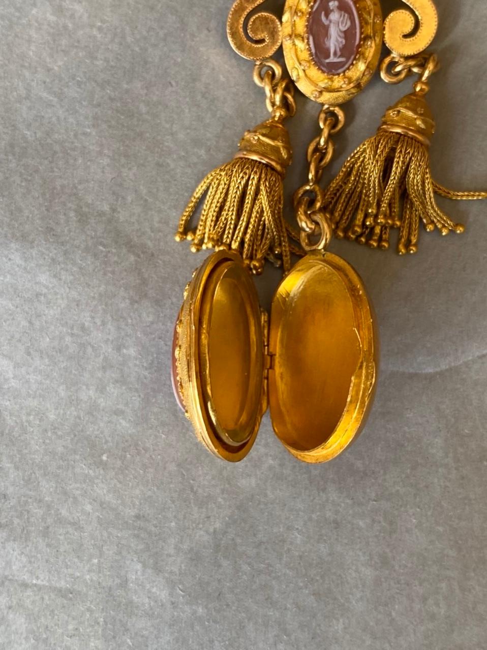 Antique Gold and Cameo French Locket Pendant In Good Condition In Saint-Ouen, FR