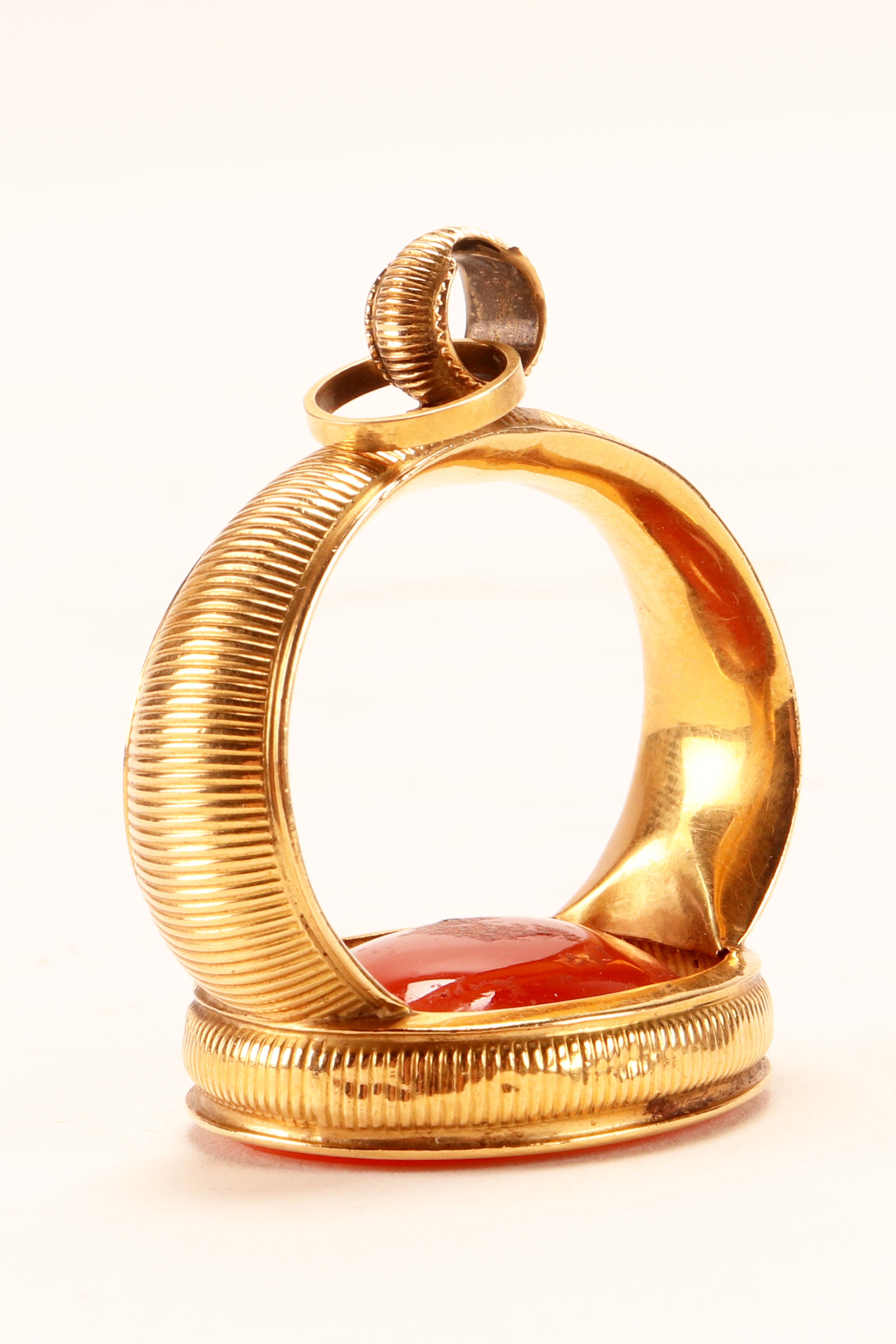 Antique gold and carnelian chain seal, England 1870.  In Good Condition For Sale In Milan, IT