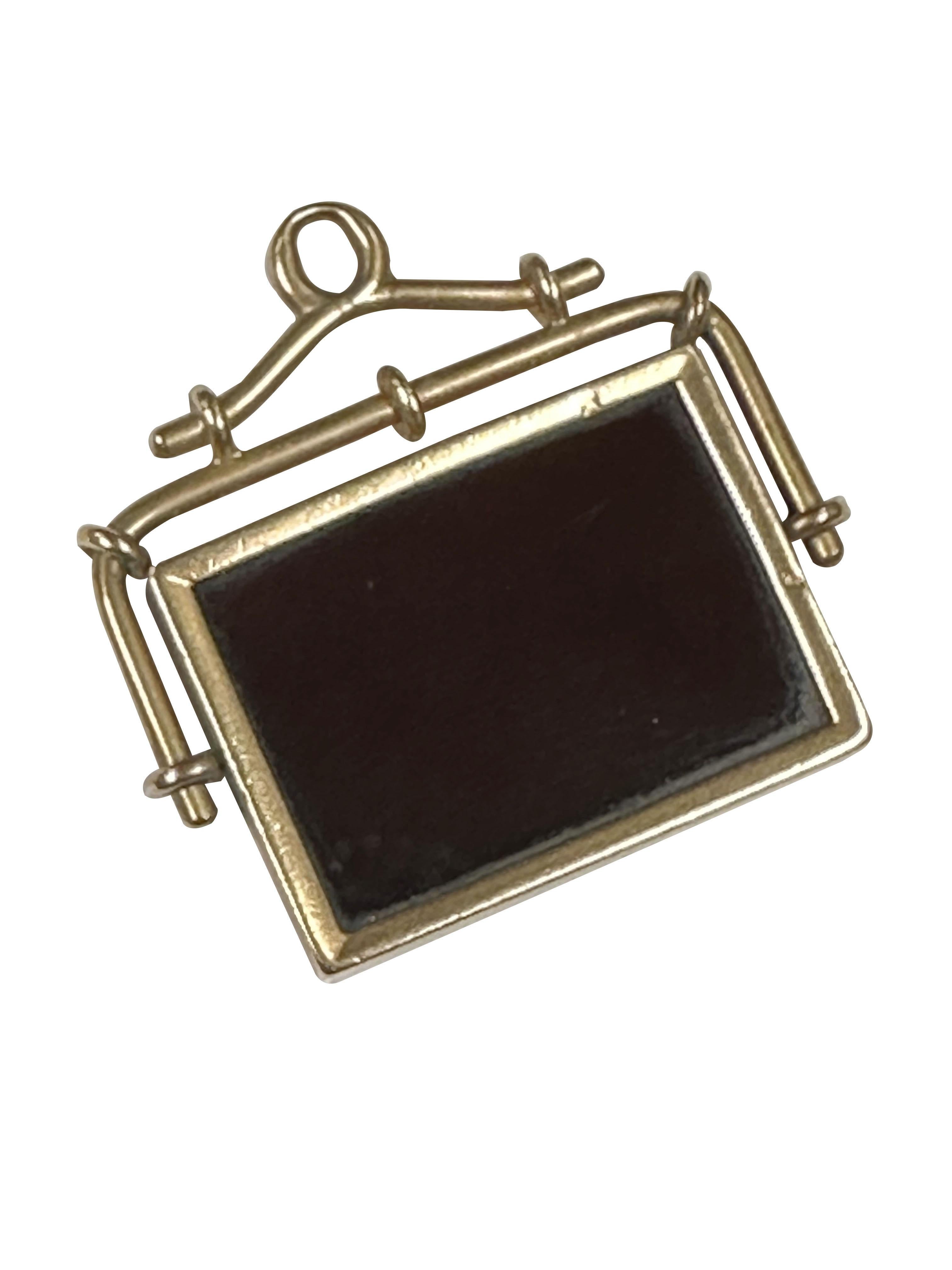Circa 1860 - 1890: orologio in oro giallo 10k - 12k, misura 1 1/8  X  La parte anteriore della pietra di corniola intagliata di colore rosso scuro presenta una classica raffigurazione del Grecco romano.  