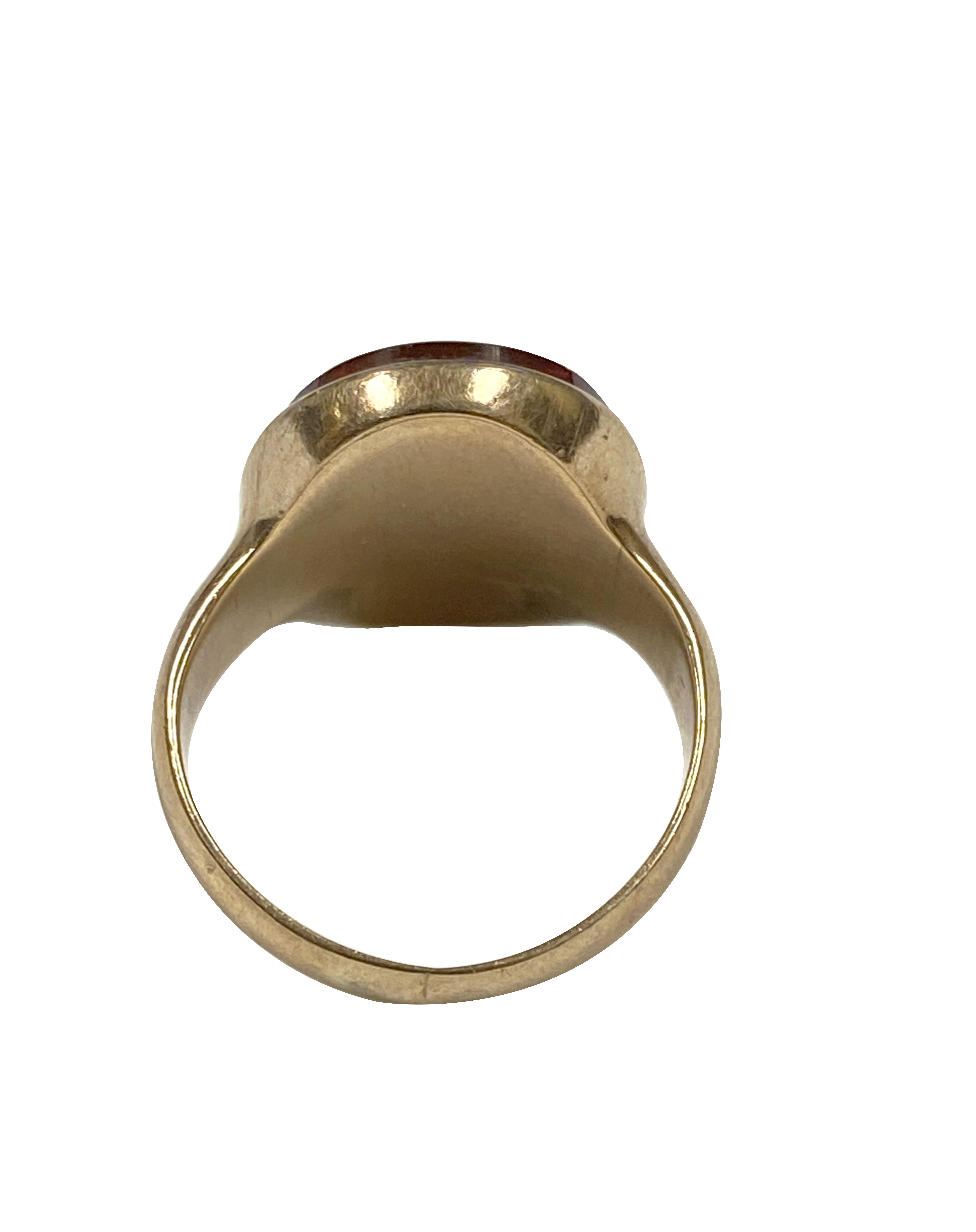 Circa 1900 Gelbgold Siegelring:: zentral mit einem Orange - Rot Karneol Stein:: der tief mit einem Wappen geschnitzt ist:: die Spitze des Rings misst 5/8 x 1/2 Zoll:: Fingergröße 5.