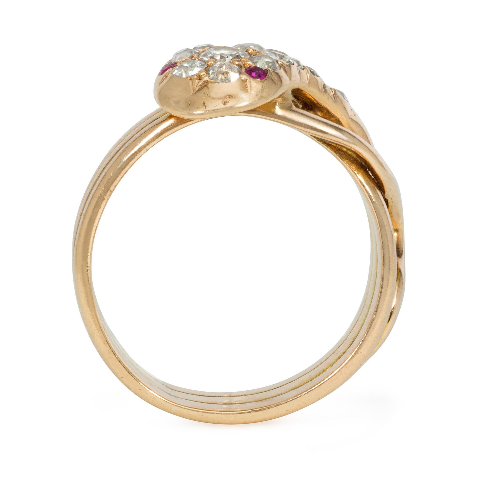 Victorien Bague ancienne en or et diamants en forme de serpent enroulé avec yeux en rubis en vente