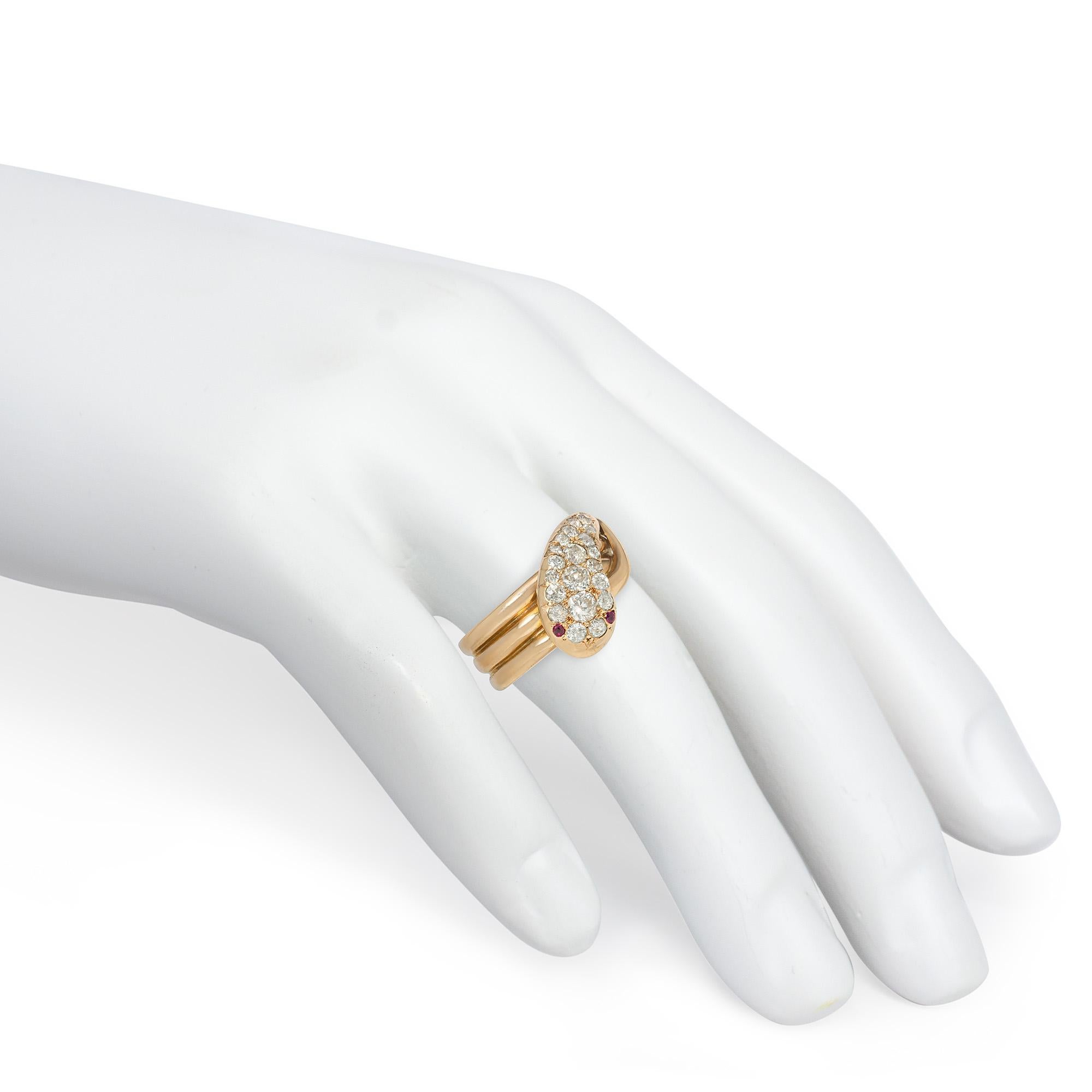 Bague ancienne en or et diamants en forme de serpent enroulé avec yeux en rubis Bon état - En vente à New York, NY