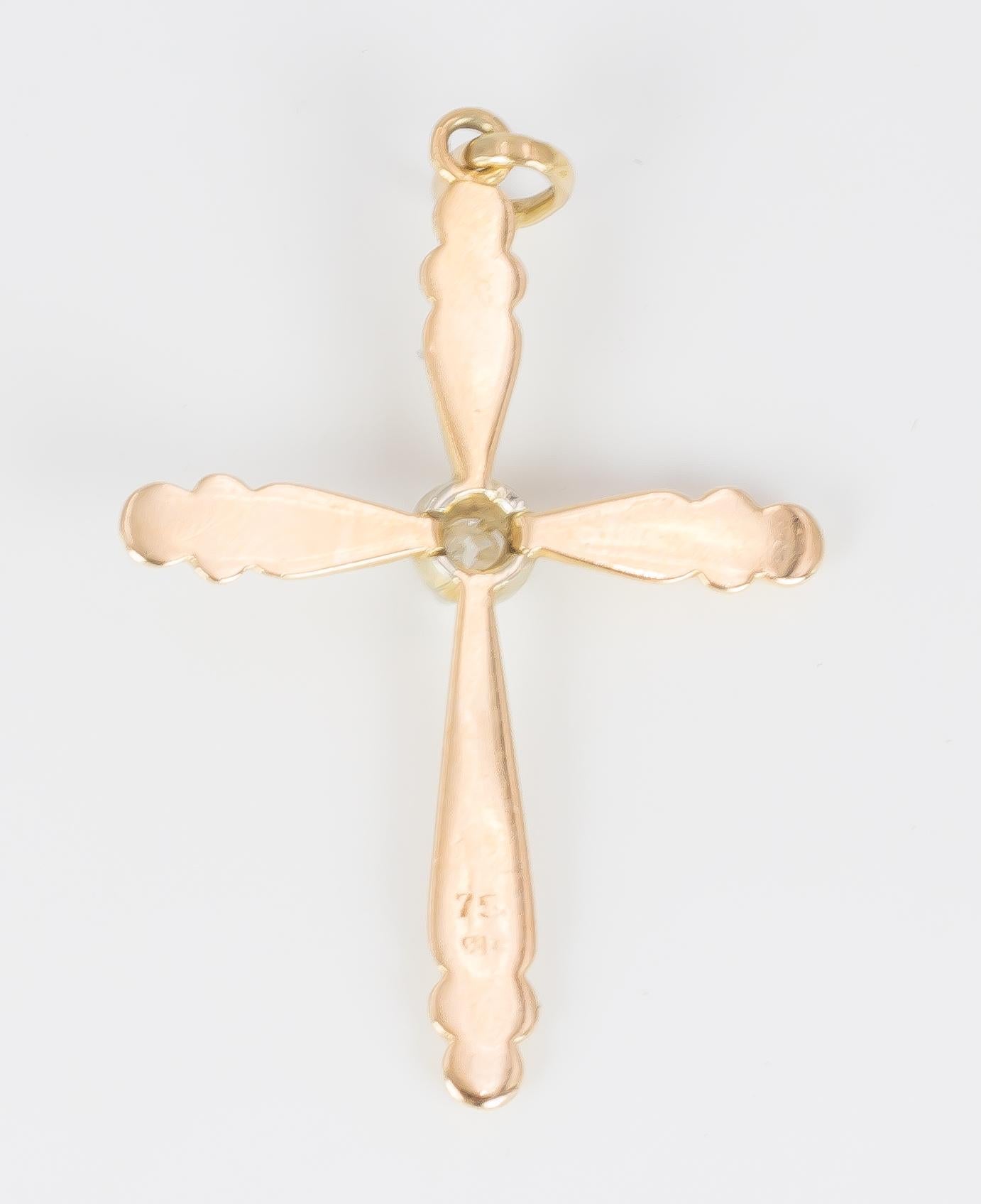 An antique crucifix pendant, crafted in gold and decorated with a central diamond. 
The jewel dates from the 1940s. 

MATERIALS
Gold and diamond

DIMENSIONS
Length: 4 cm
Width: 2.7 cm