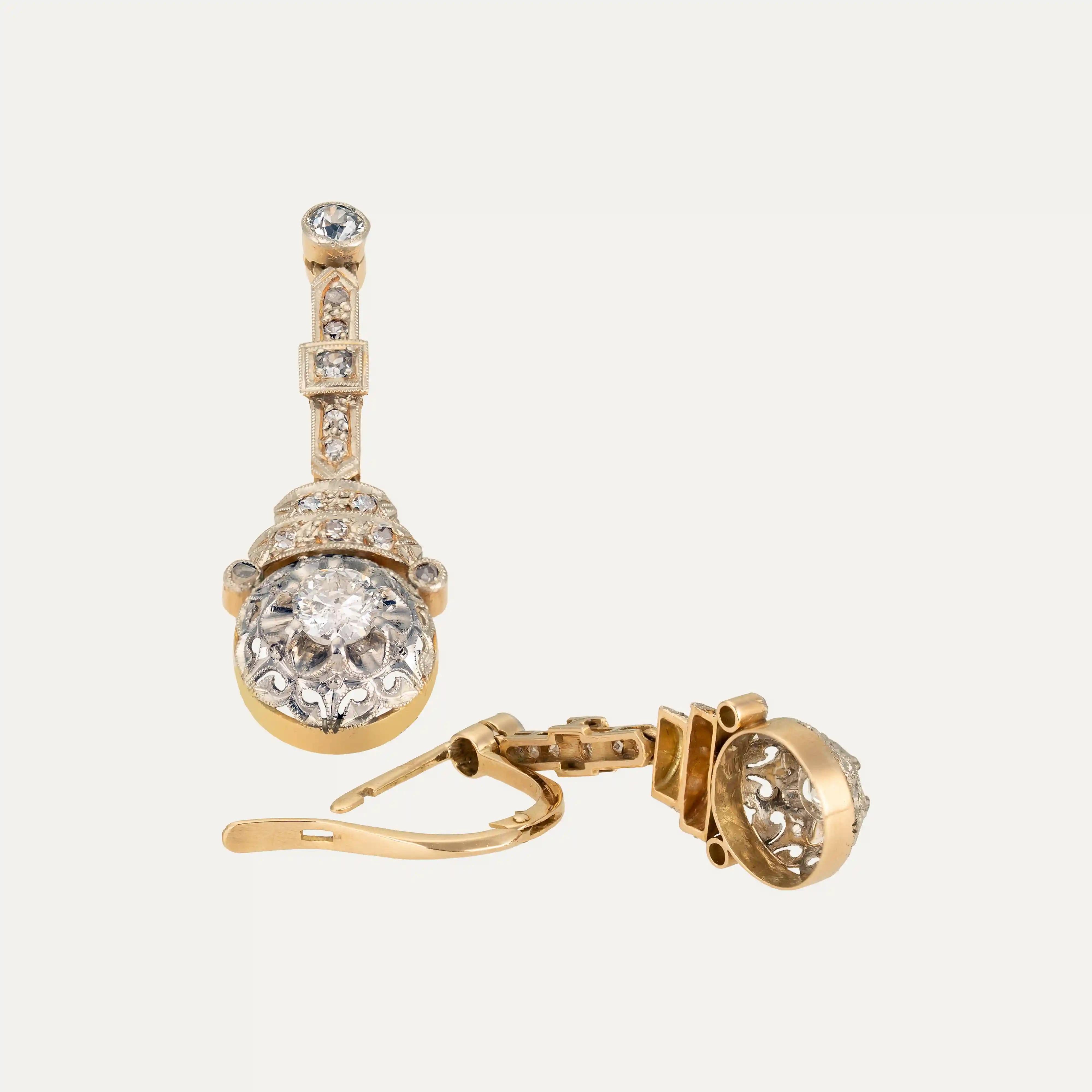 

18kt – 750‰ gold earrings, with 2 main diamonds in the lower central part totalling approximately 0.596ct and 26 diamonds totalling approximately 0.336ct. Post and hoop system. Without hallmark, in accordance with Decree-Law No. 120/2017, Article