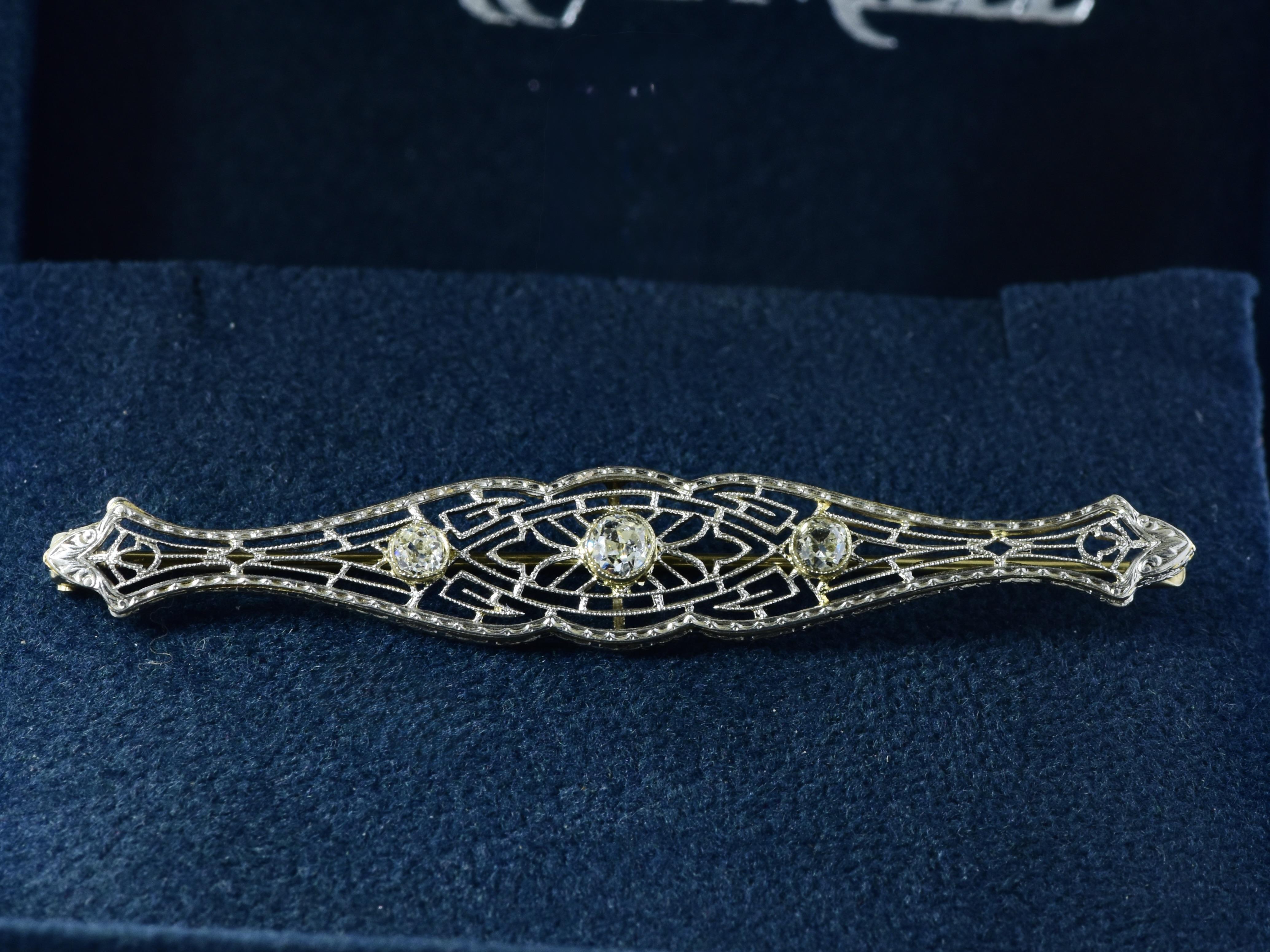 Femenino o masculino Antique Gold and Diamond Filigree Bar Pin, American, c. 1920. en venta