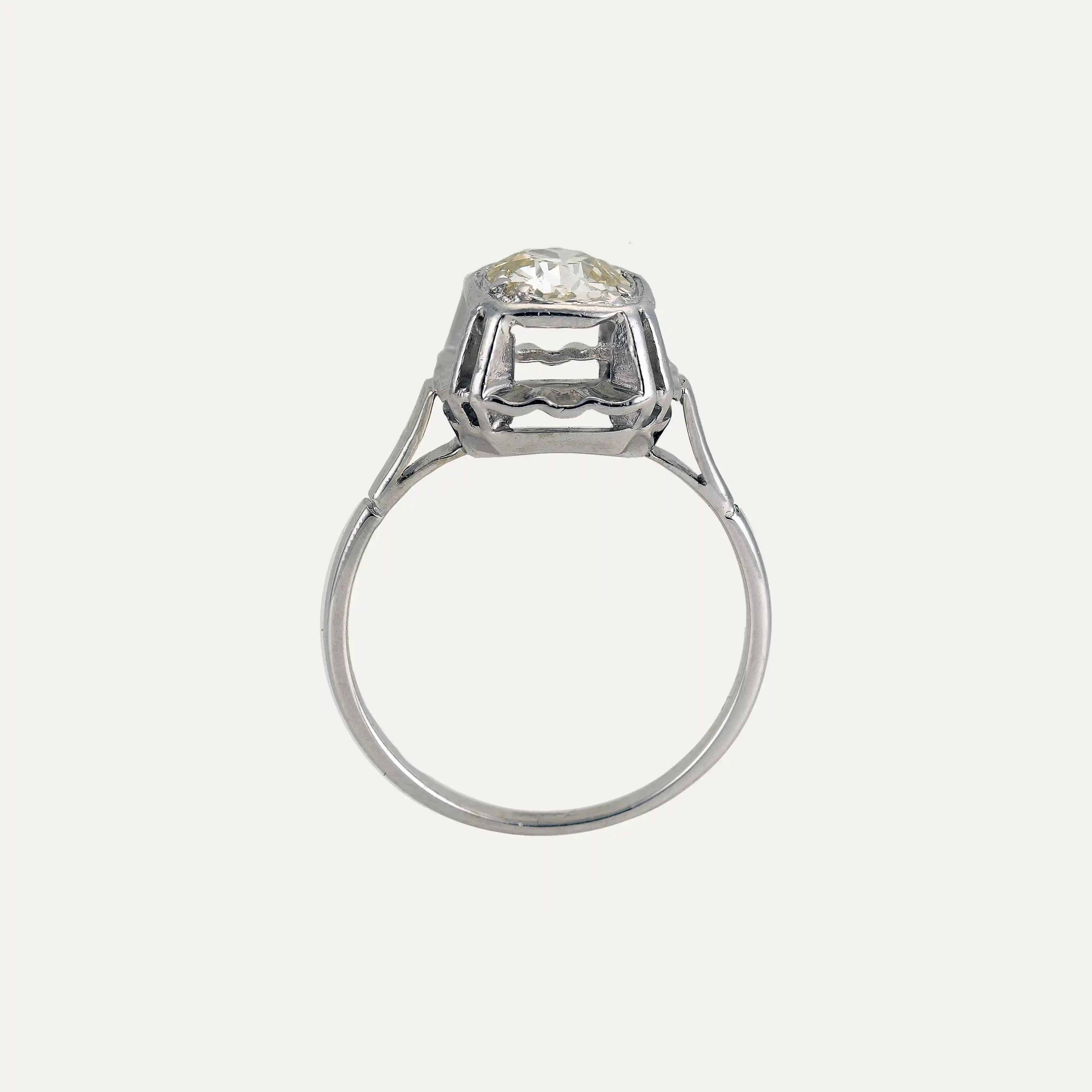 
14kt – 585‰ white gold ring, featuring an old-cut brilliant diamond in the centre, approximately 1ct, (VVS2, K/L). Without hallmark under the provisions of Decree-Law no. 120/2017, Article 2, no. 2, section C, and Article 3.