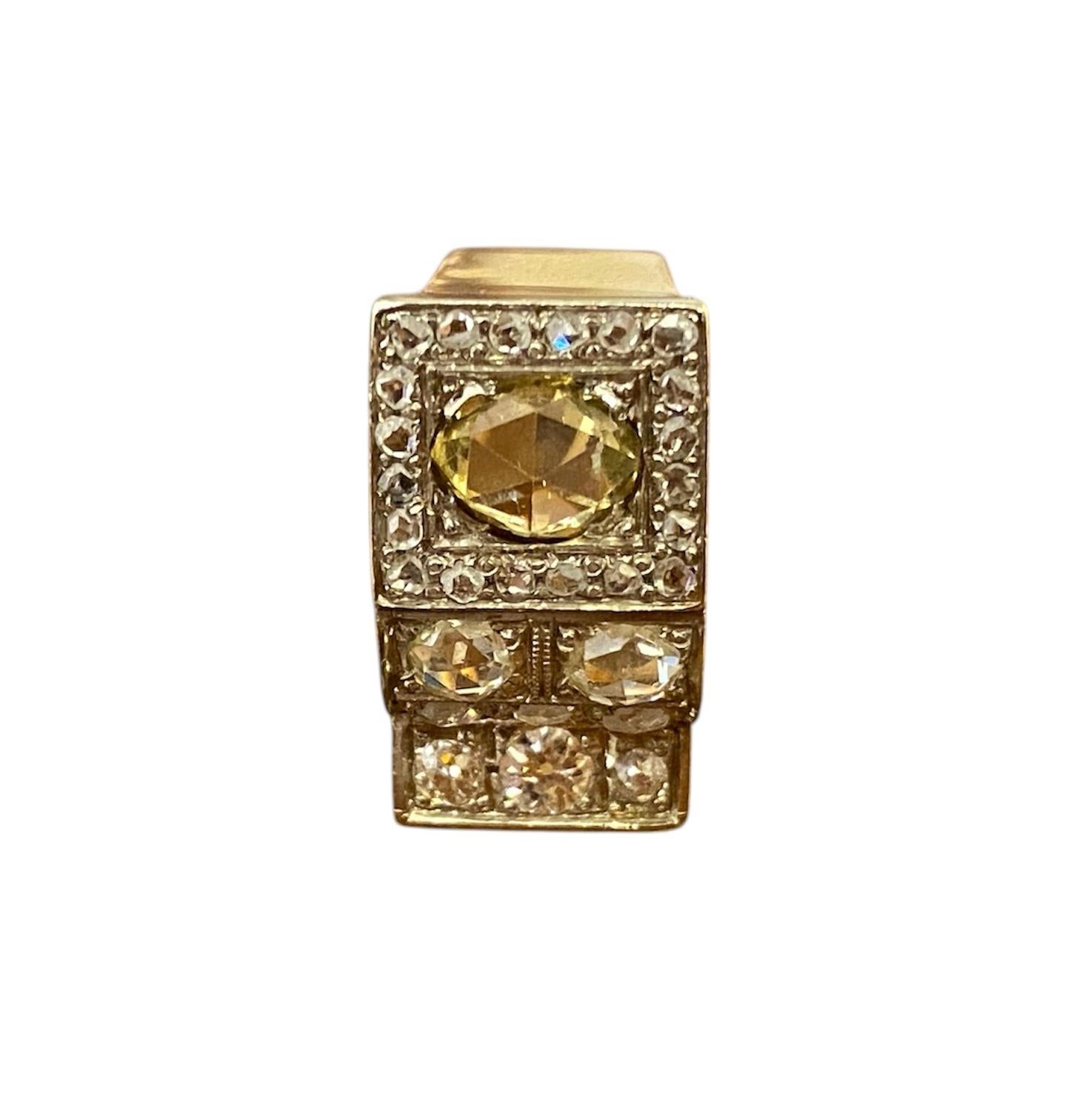 14kt – 585‰ antique rose gold ring, with a geometric design and stepped structure. Set with a fancy yellowish color central diamond , surrounded by 28 old-cut diamonds of different sizes, totalling around 1,069 ct. The side has an elegant arabesque