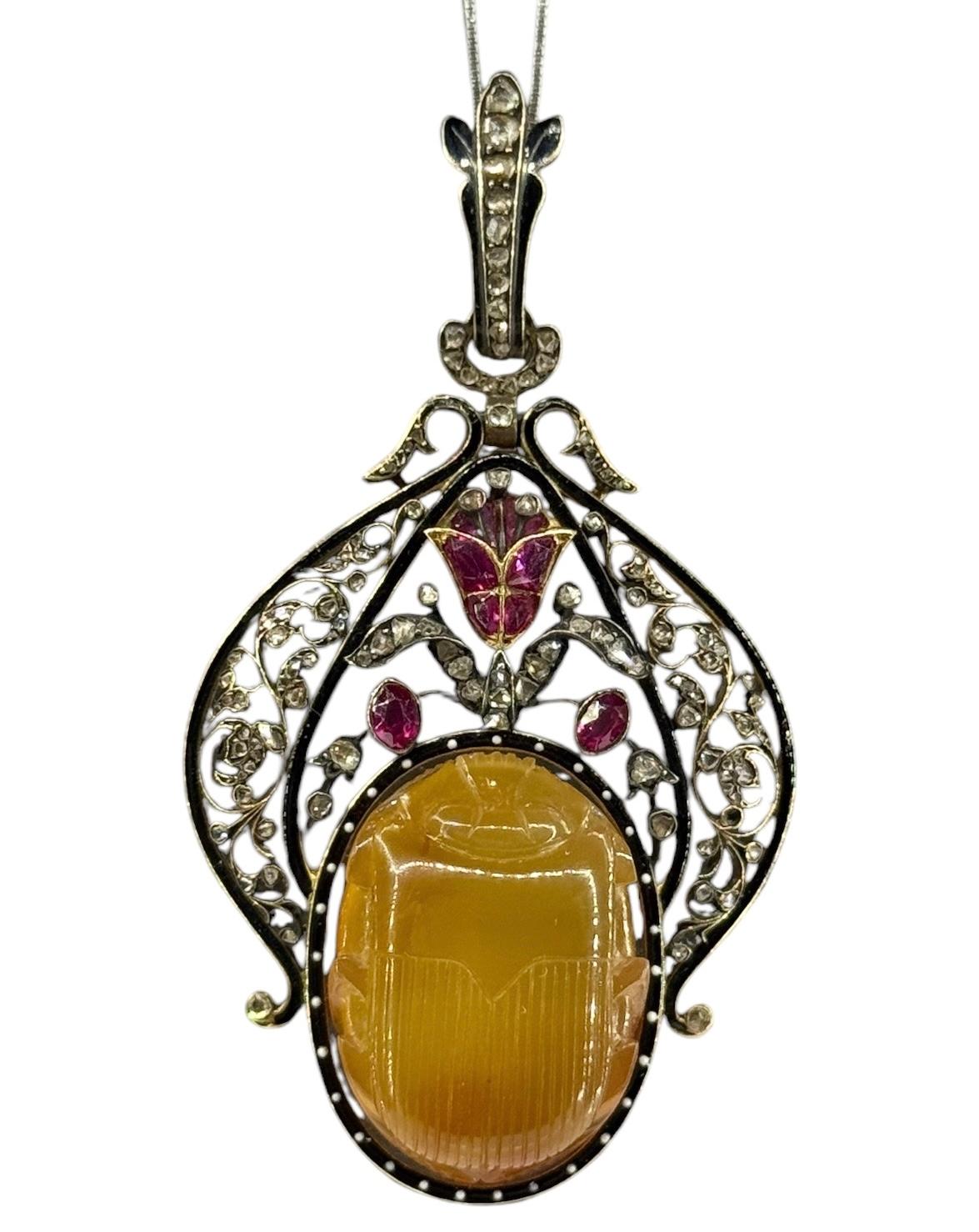 Un grand pendentif en or ancien combiné à de l'argent, avec un travail filigrané très unique et un magnifique travail d'orfèvre, serti d'une pierre précieuse centrale avec un poli très spécial en forme de scarabée, et autour de laquelle sont sertis