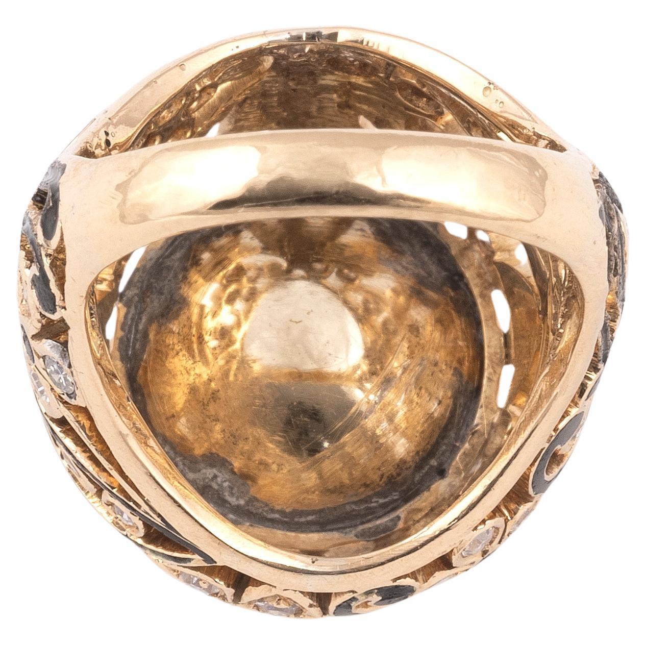 Arts-and-Crafts-Ring aus 18-karätigem Gold mit floralen Motiven aus schwarzer Emaille und einer Gruppe rosafarbener Diamanten, die die hohe Fassung umrahmen.
Italienisch um 1880
Bruttogewicht : 12,47 gr.
Größe : 6 1/4
Höhe am Finger: 1,3 cm. 
 