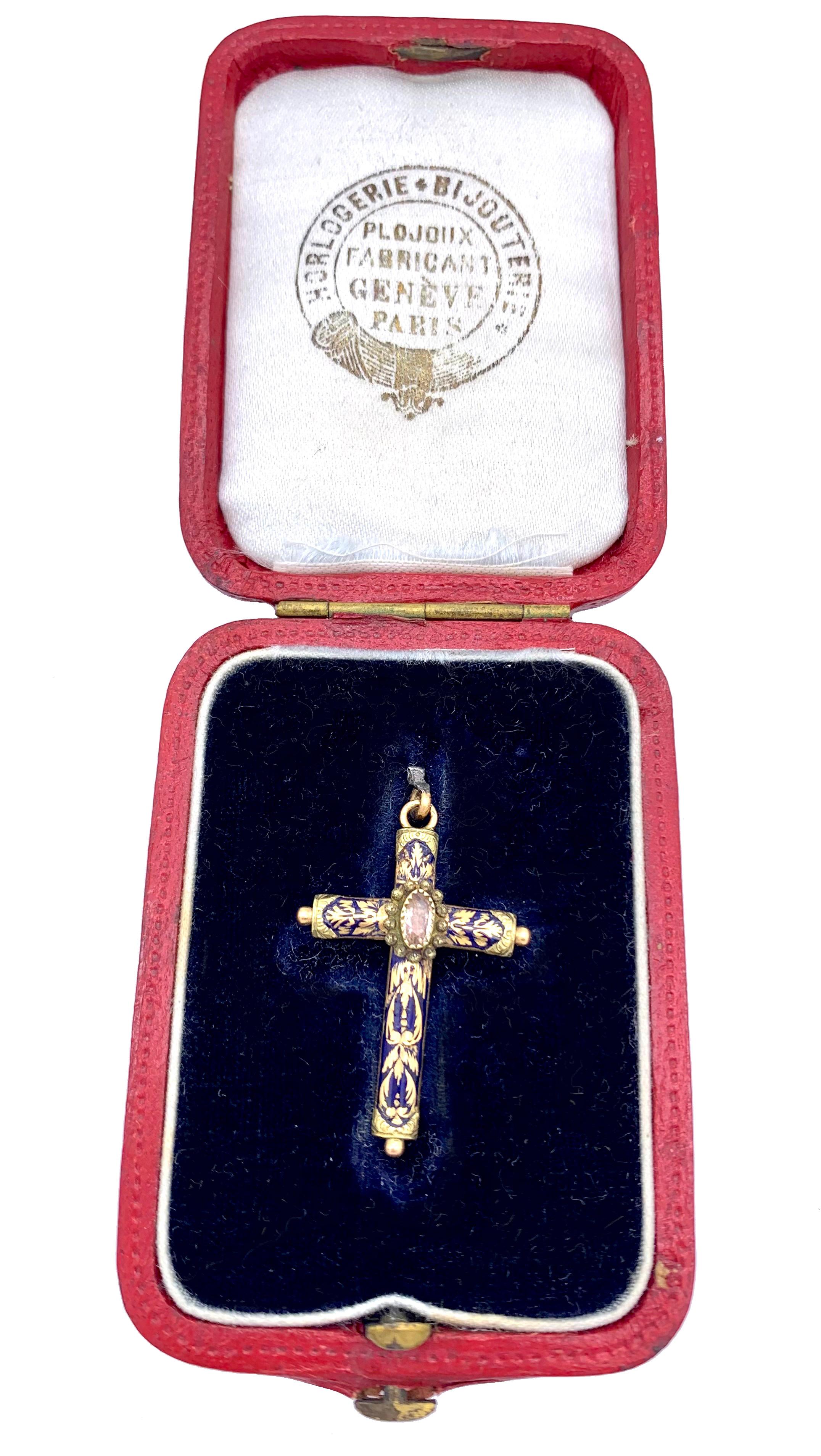 This beautifully engraved and enamelled little cross has been handcrafted around 1825 ca. It is decorated with an oval citrin.  