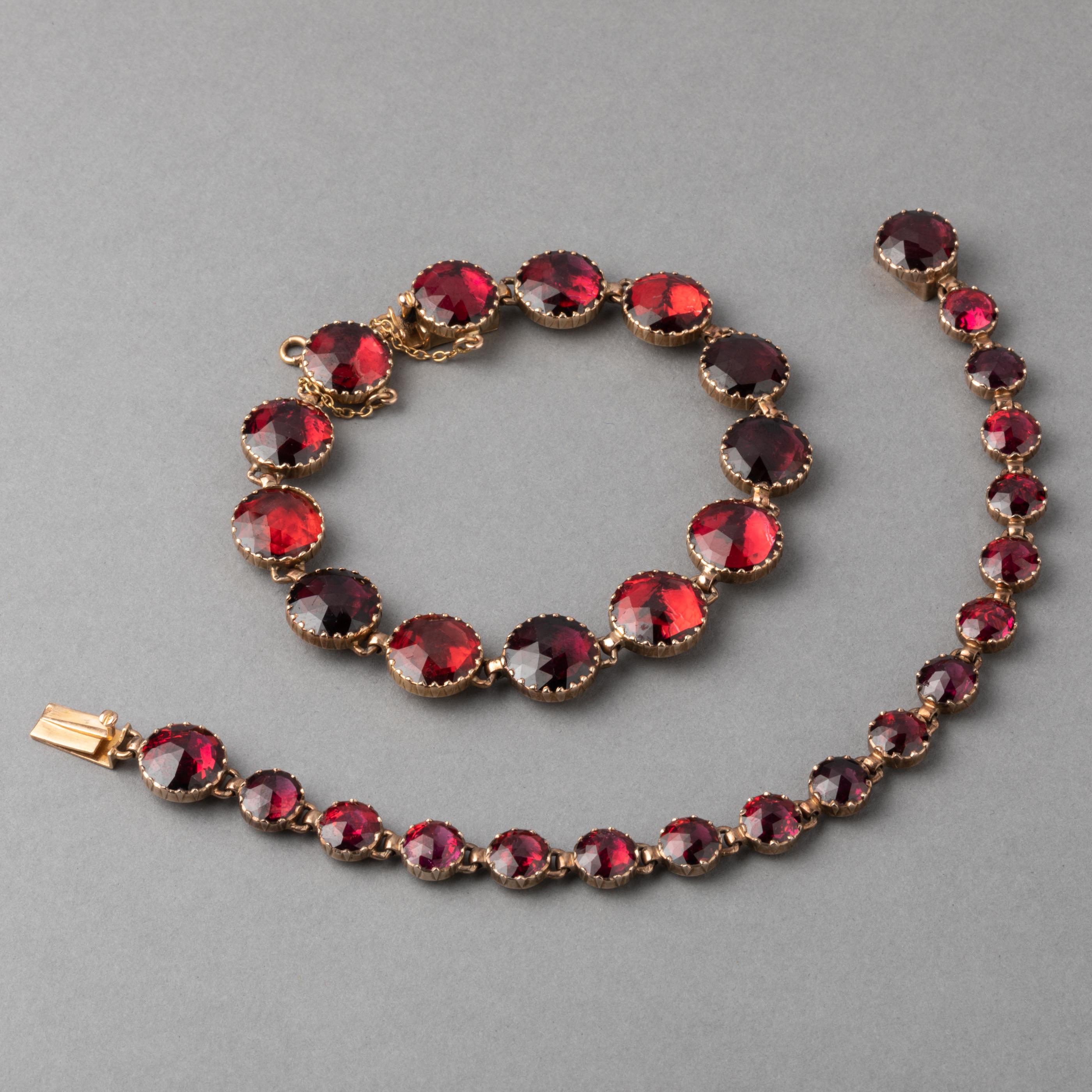 Round Cut Antique Gold and Garnets French Necklace For Sale
