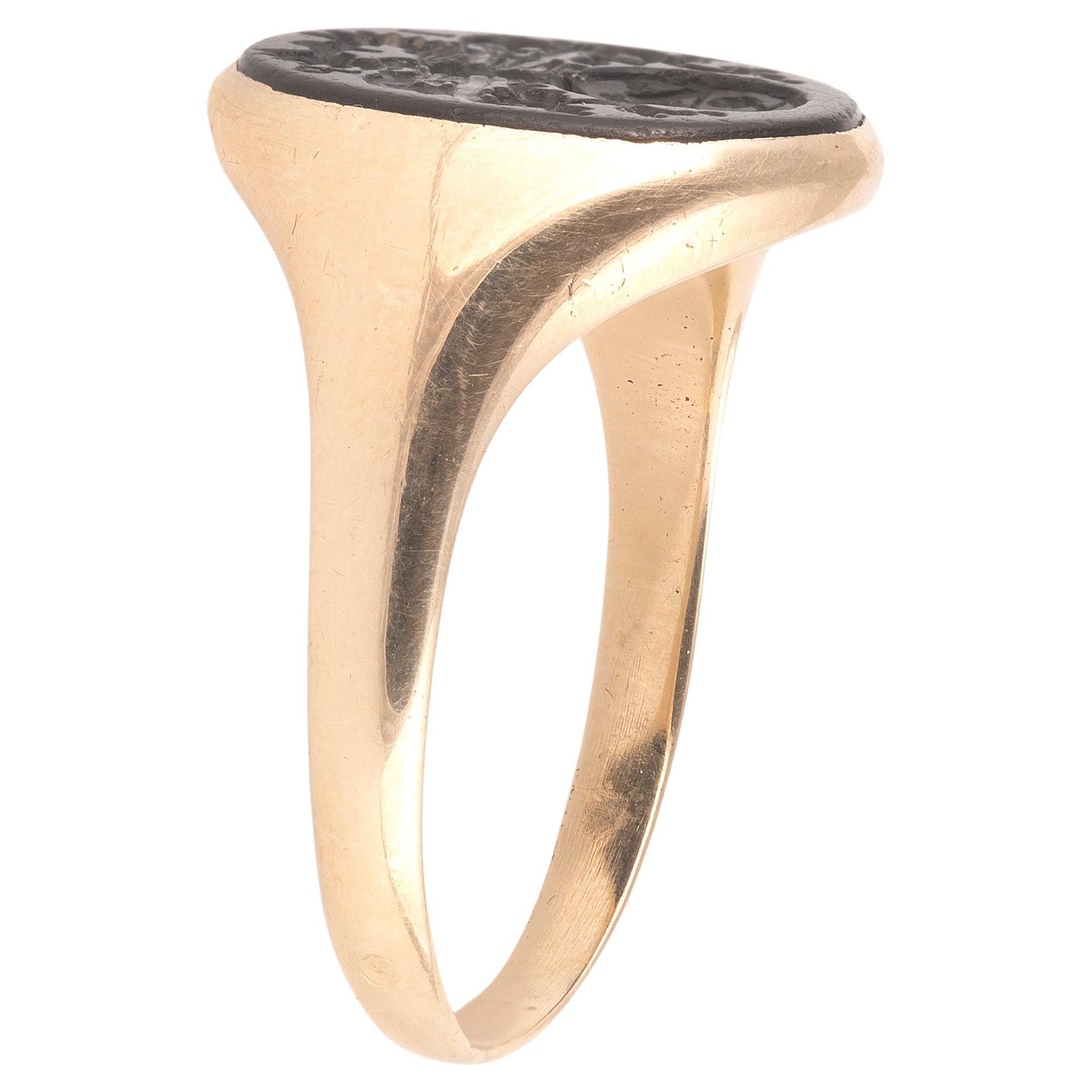 
Yellow gold signet ring and intaglio on onyx engraved with coat of arms.
Finger size: 10.5 
Width : 1,6cm. 
Gross weight: 5.3g.

Follow on instagram @bernardoantichita