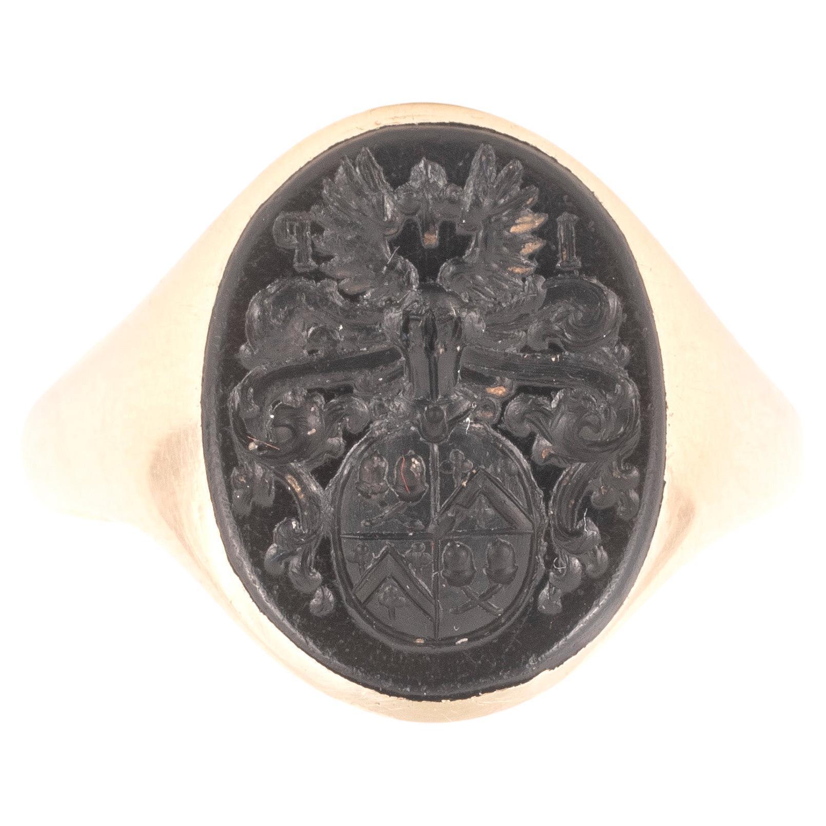 Antique Gold And Onyx Intaglio Italian Family Crest Men's Ring In Excellent Condition In Firenze, IT