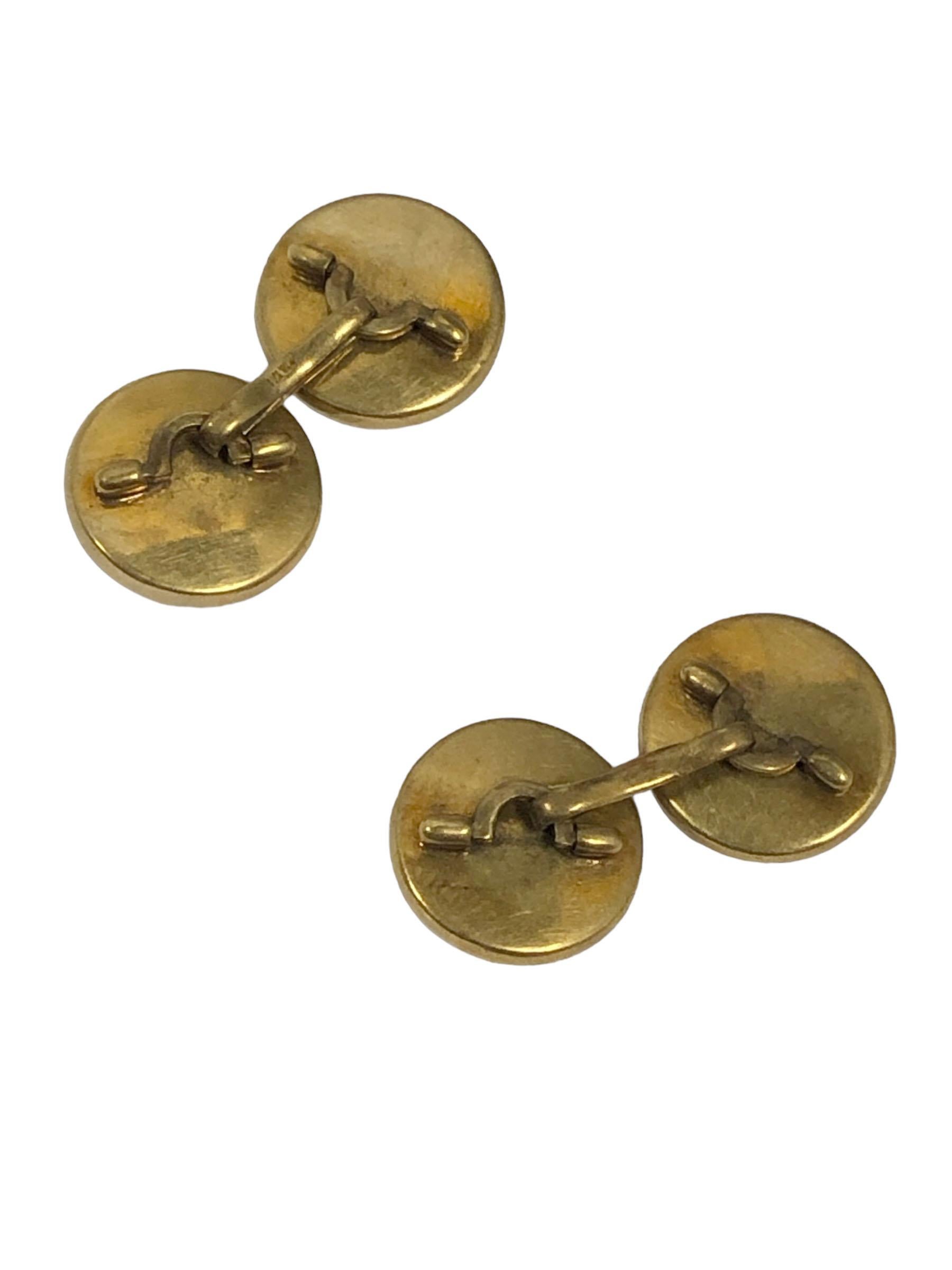 Circa 1920 Boutons de manchette en or jaune 14k sertis d'une représentation d'un chien en cristal inversé, de nacre et d'un chien dimensionnel profondément sculpté, Terrier ? ?  chaque section de la série Crystal mesure  1/2 pouce. 