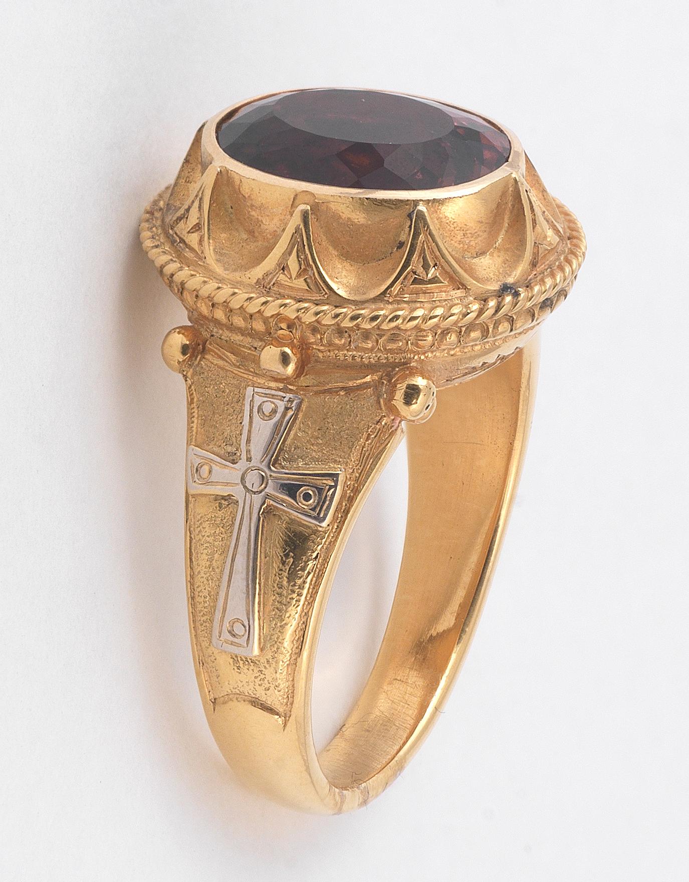 Bicolored gold and oval rubelite with religious symbol.
Size : 8 1/4
Weight : 15,4gr.