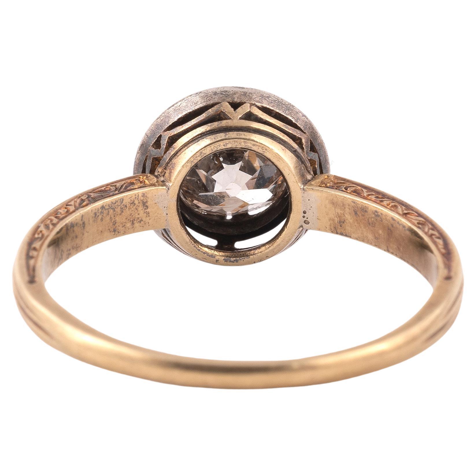 Der Ring ist mit einem Diamanten im Altschliff von ca. 1 Karat verziert. Rahmen aus Gelbgold und Silber. Größe 7. 
Gewicht: 3,29 g. 