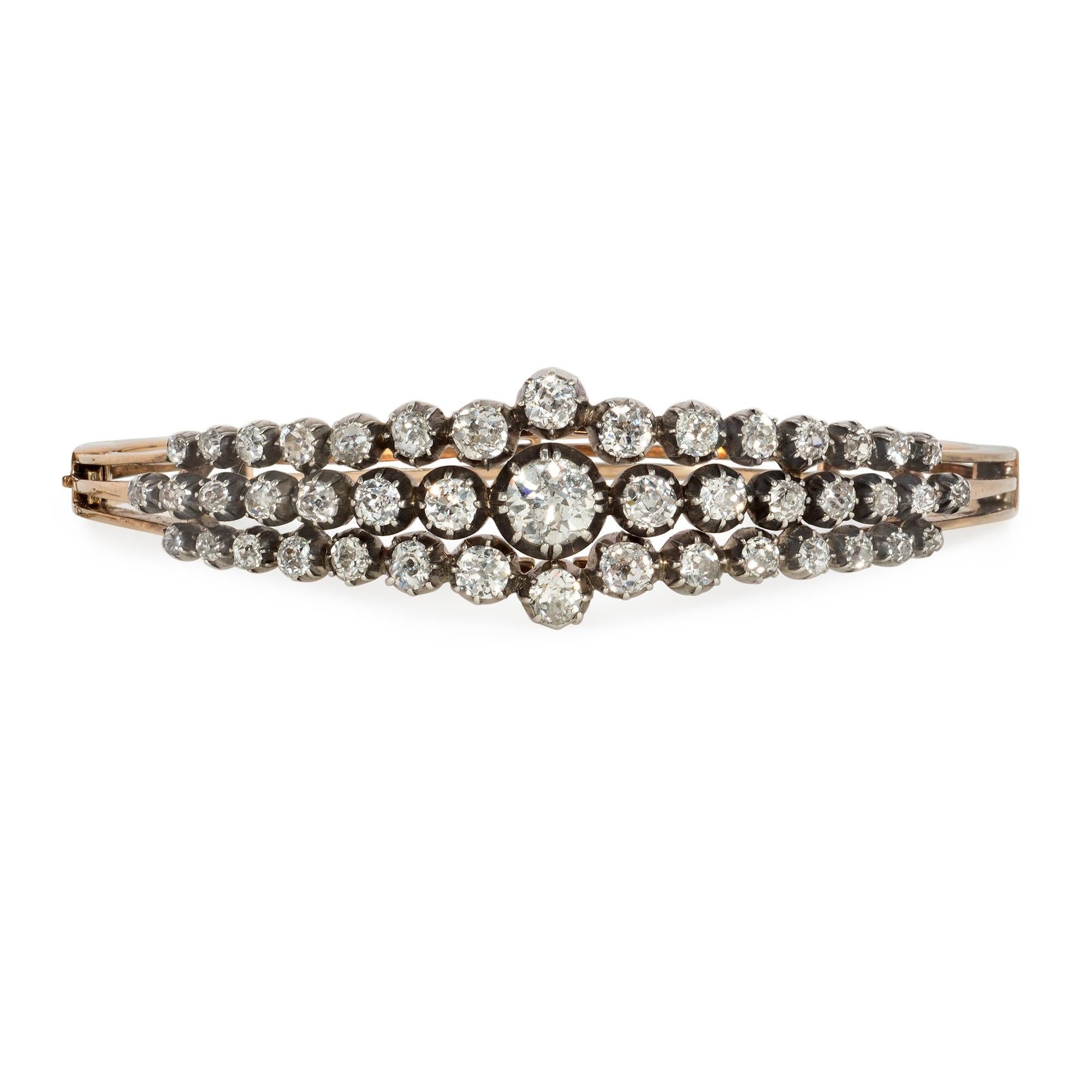 Antico braccialetto a cerniera in oro e diamanti di epoca vittoriana, con la parte anteriore composta da tre file affusolate di diamanti di vecchia miniera graduati e il retro a filo d'oro aperto, in argento sterling e 18 carati.  Diamanti Atw 2,85