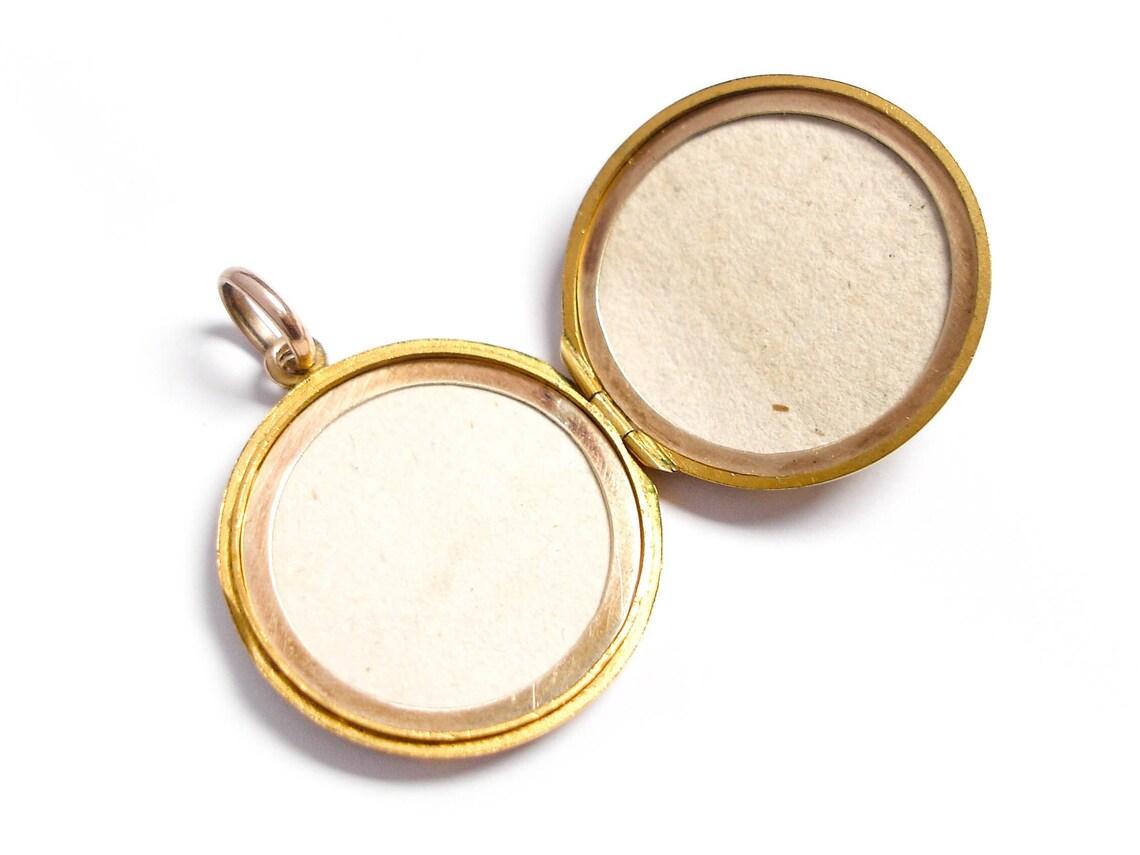 This is a beautiful, antique Gold back and front locket.


Era: 1910 - 1925

Measurements: The locket measures 3 cm long including the bail.

Hallmarks: The Gold is not marked but it has been tested.

Condition: It is in very good