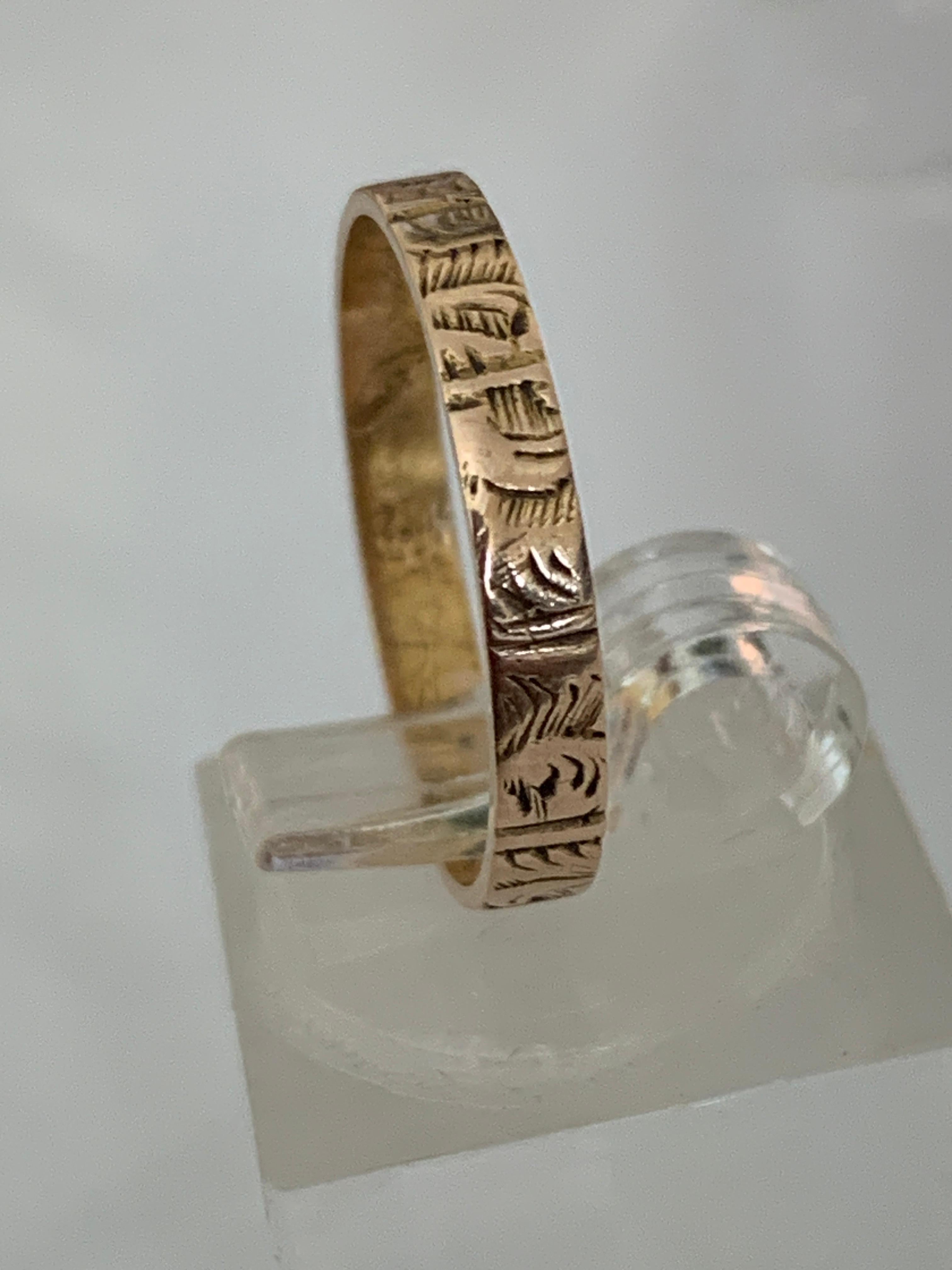 Bello
Anello a fascia in oro 
con decorazione circostante tipicamente vittoriana incisa a mano
con punzoni britannici di Londra Circa 1800
una sezione usurata e sbiadita - data lettera T
Test tra 10 e 12 carati d'oro
K.K. Taglia M 1/2
Taglia USA 6