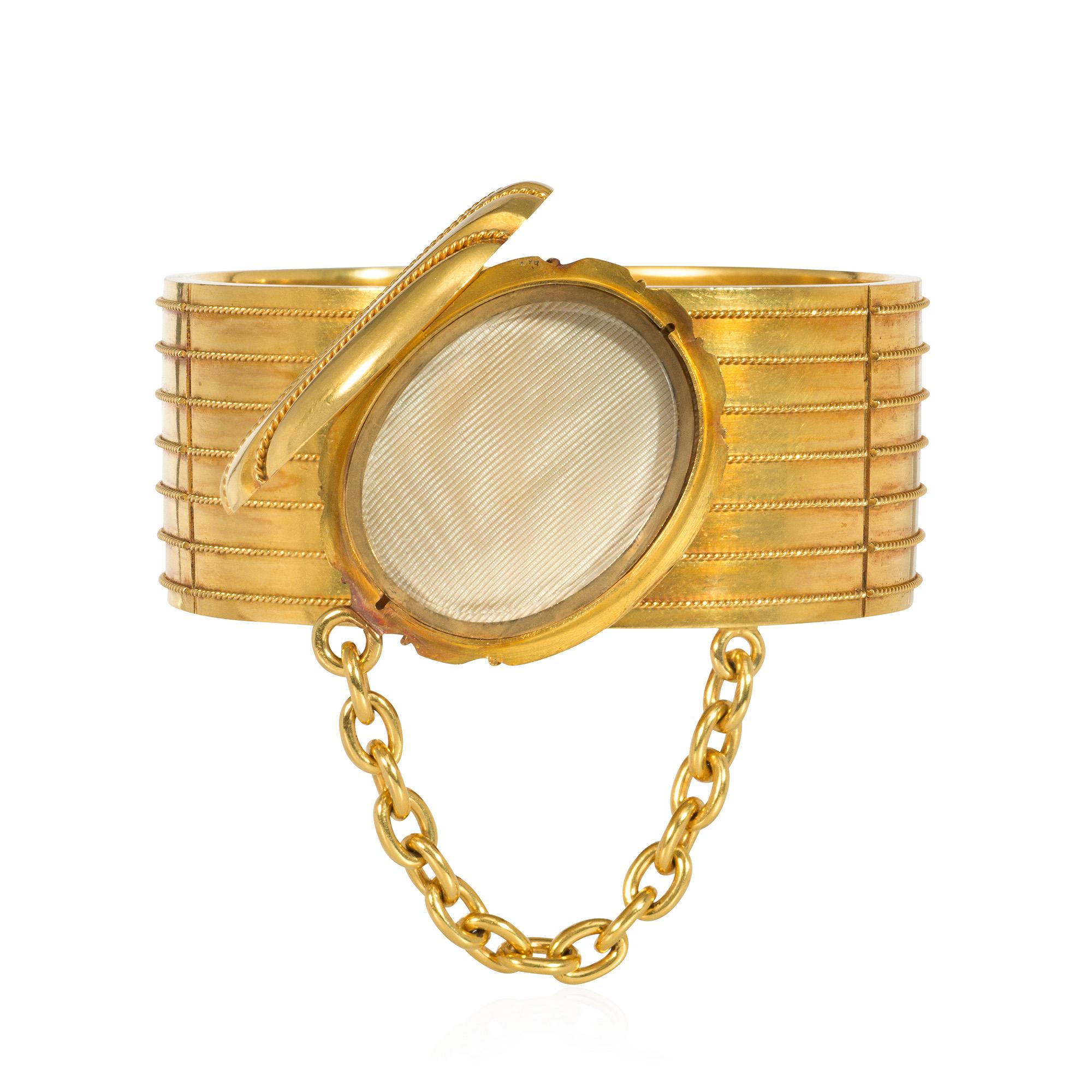 Ein viktorianisches Goldarmband mit appliziertem Drahtgeflecht und einem geriffelten, doppelseitigen ovalen Medaillonbuckel mit einer Kette, in 18k.
6 3/4