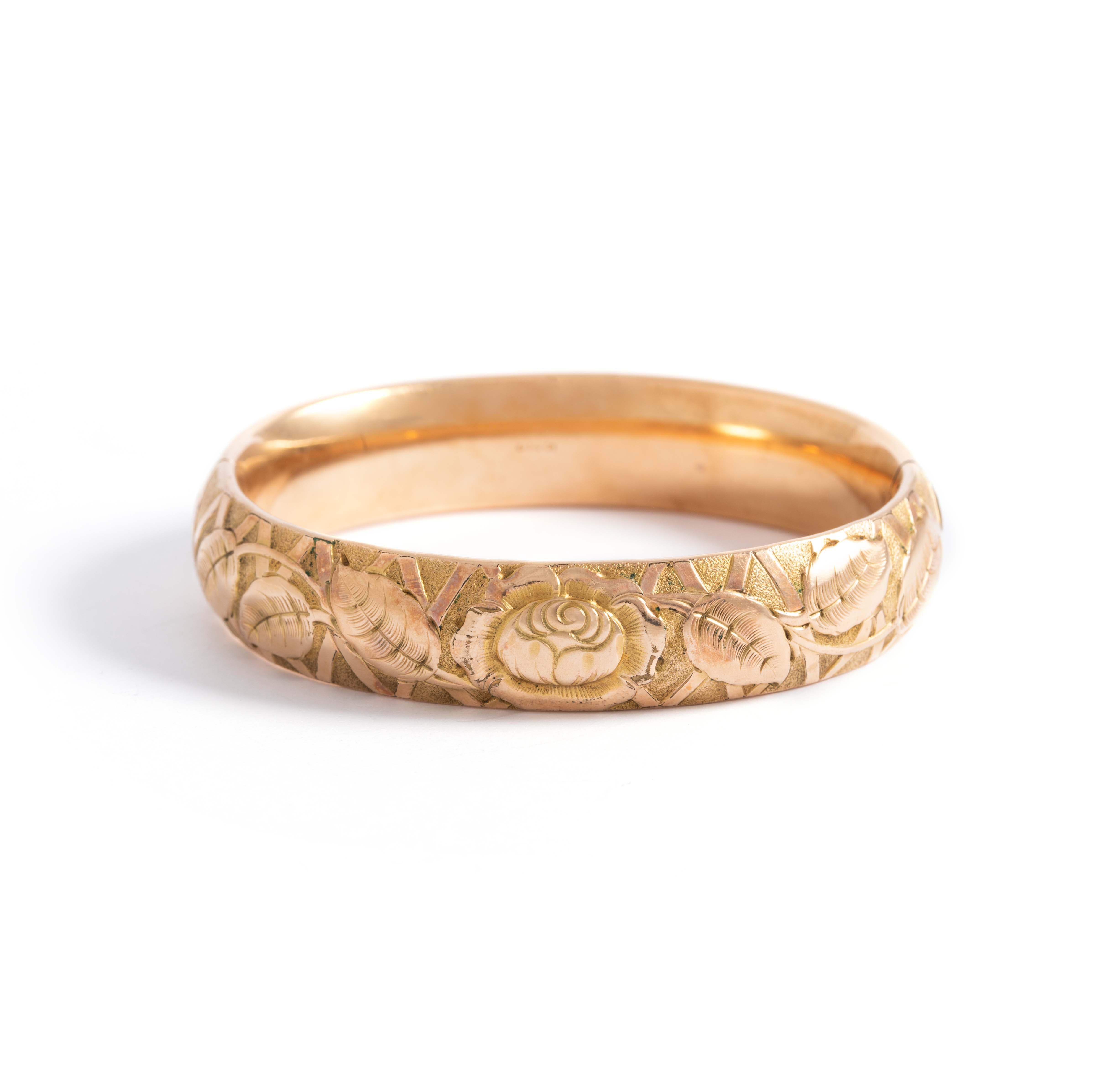 9K gold bangle with flower and foliage decorations. Antique.
Circumference: 18.69 centimeters. 
Total weight: 25.84 grams.
