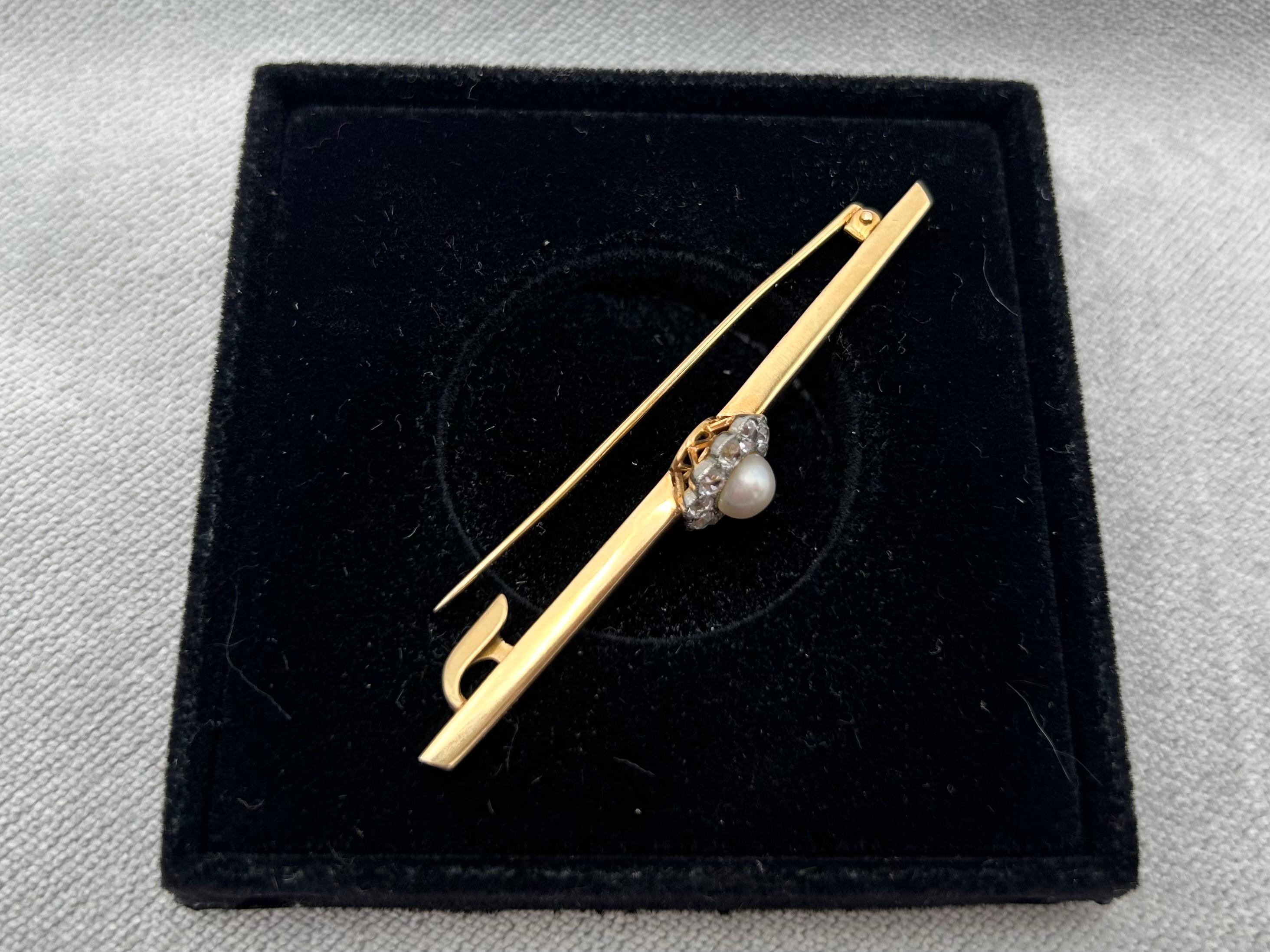 Women's or Men's Antique gold bar brooch with pearl and white sapphires, Sweden, around 1920. For Sale
