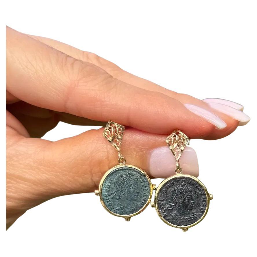Orecchini con castone in oro antico con monete greche del 300 d.C. in vendita