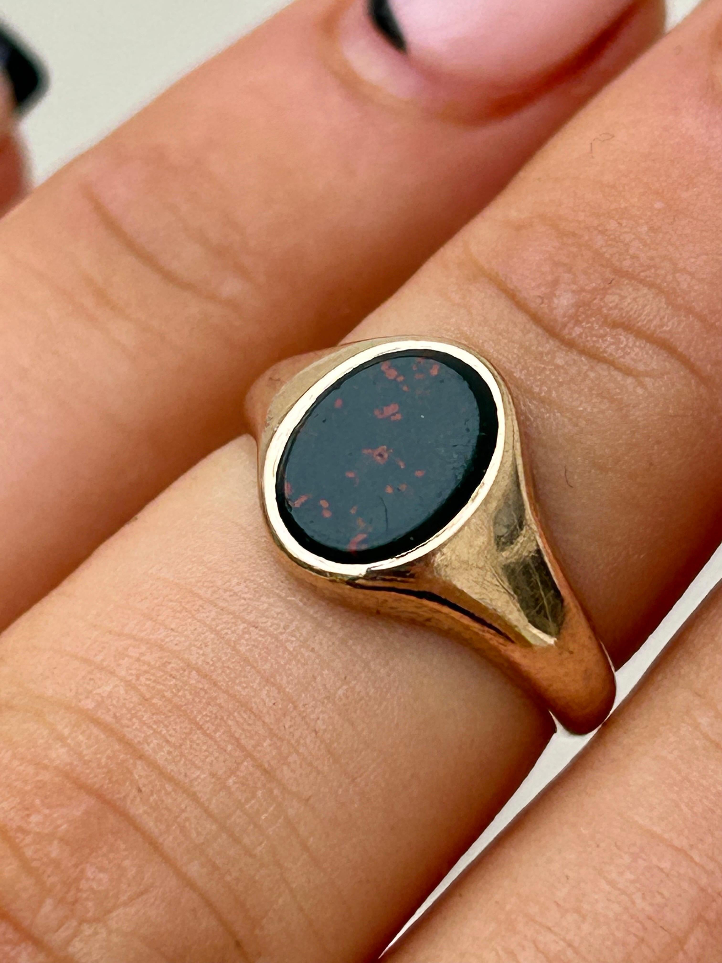 Antique Gold Bloodstone Signet Ring

wonderful unisex bloodstone signet 

The item comes without the box in the photos but will be presented in a gembank1973 gift box
 
Measurements: Weight 3g, size UK I US 43/4, head of ring 9mm x 7mm, height off