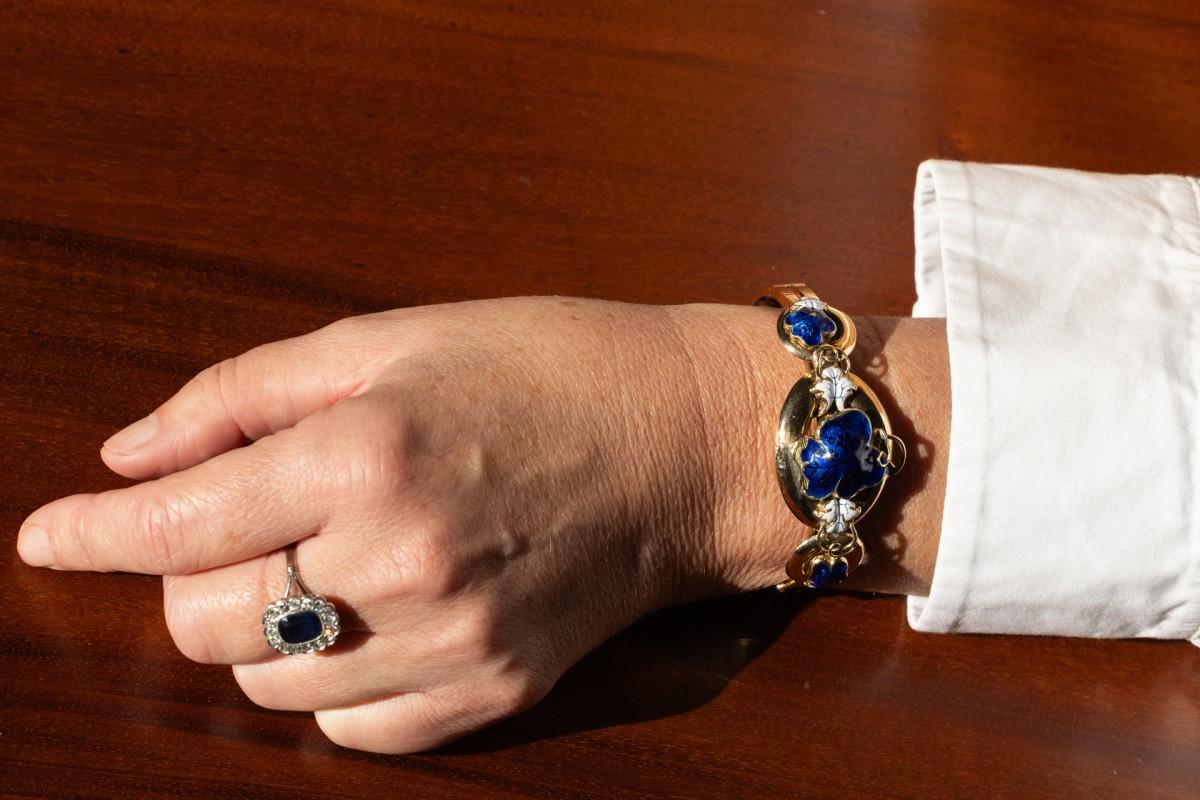 Bracciale in oro antico in stile Biedermeier decorato con smalto cobalto sul davanti e un motivo vegetale. Bracciale in oro giallo.

Peso: 21,1 g

Chiusura comoda e sicura con otto di sicurezza aggiuntivi.

Dimensioni interne: 4,5 x 6 cm.

Origine: