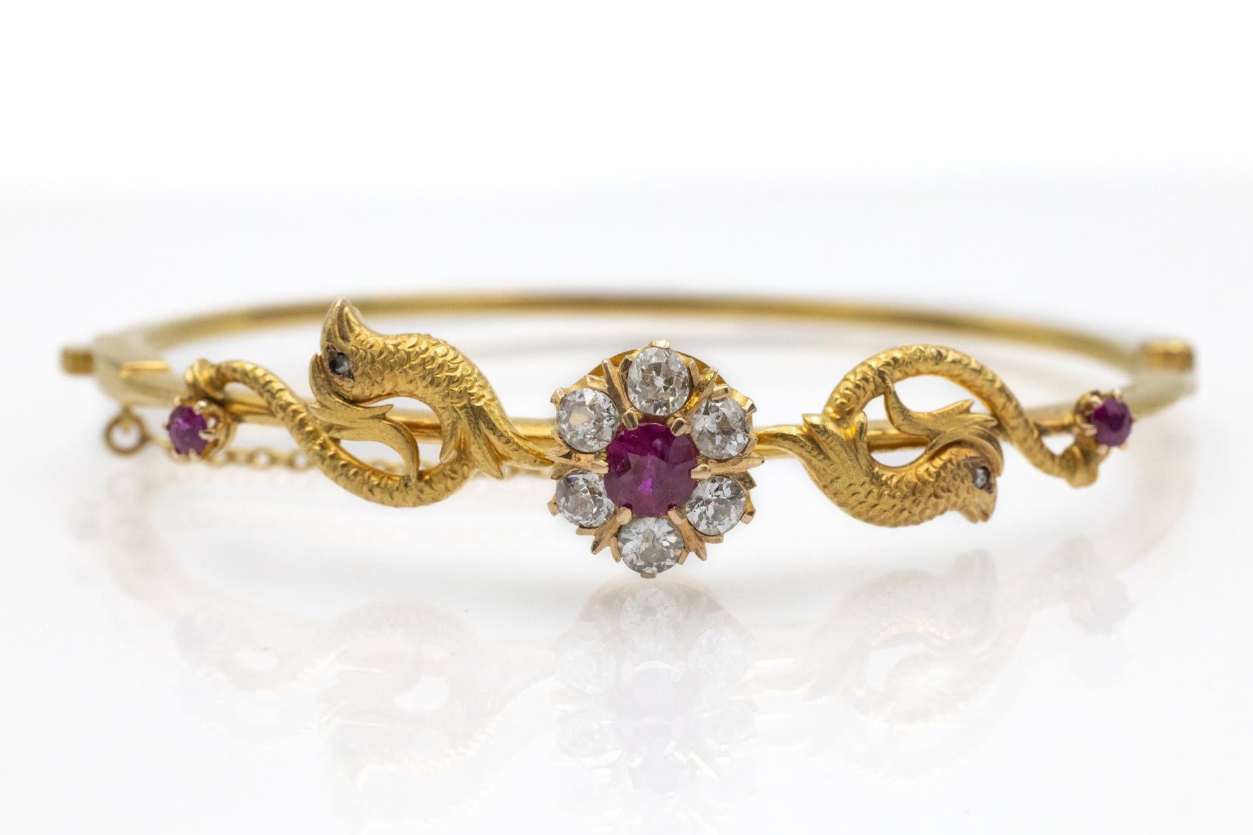 Bracelet ancien en or jaune 14 carats (titre 0,585) serti d'or de plus grande pureté. Le bracelet est orné de rubis naturels d'un poids total d'environ 0,90 ct, arborant une belle couleur rouge profond. Des diamants anciens de taille brillant et de