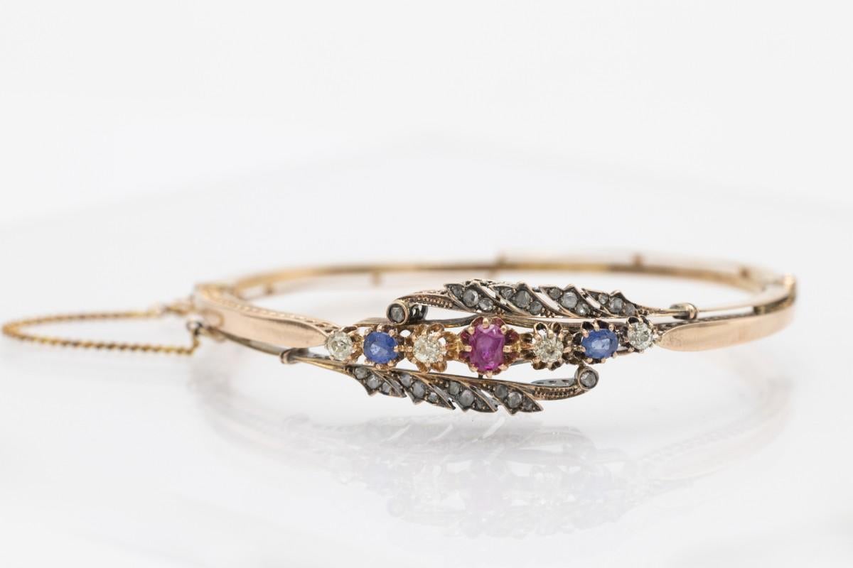 Antique bracelet made of 14-karat red gold (585 fineness) with ruby, sapphires and diamonds in old brilliant and rosette cut (total approx. 0.60 ct/SI-P1)

Stamp: 56 Zolotniki (14-karat gold)

Origin: marked with the import stamp of Tsarist Russia