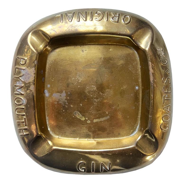 Un antiguo cenicero publicitario de metal para Coates & Co. Gin. Esta rara pieza fue un regalo publicitario para la empresa Coates & Co. Empresa de ginebra. Hemos visto varios en blanco con letras negras, pero nunca uno en color latón. La pieza es
