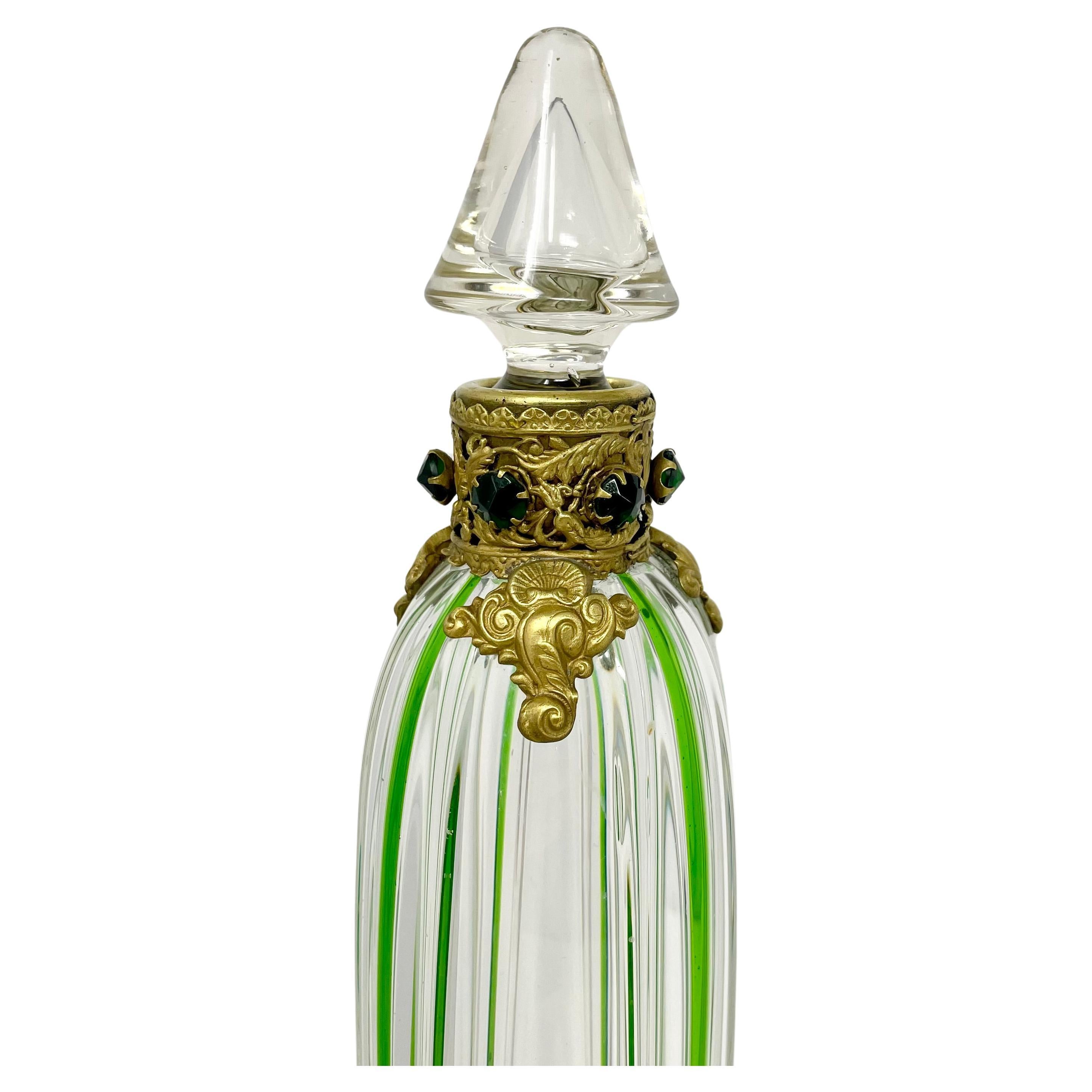 Antike mundgeblasene Duftflasche aus Goldbronze und grünem und klarem, grünem und klarem Glas, um 1900 (20. Jahrhundert) im Angebot