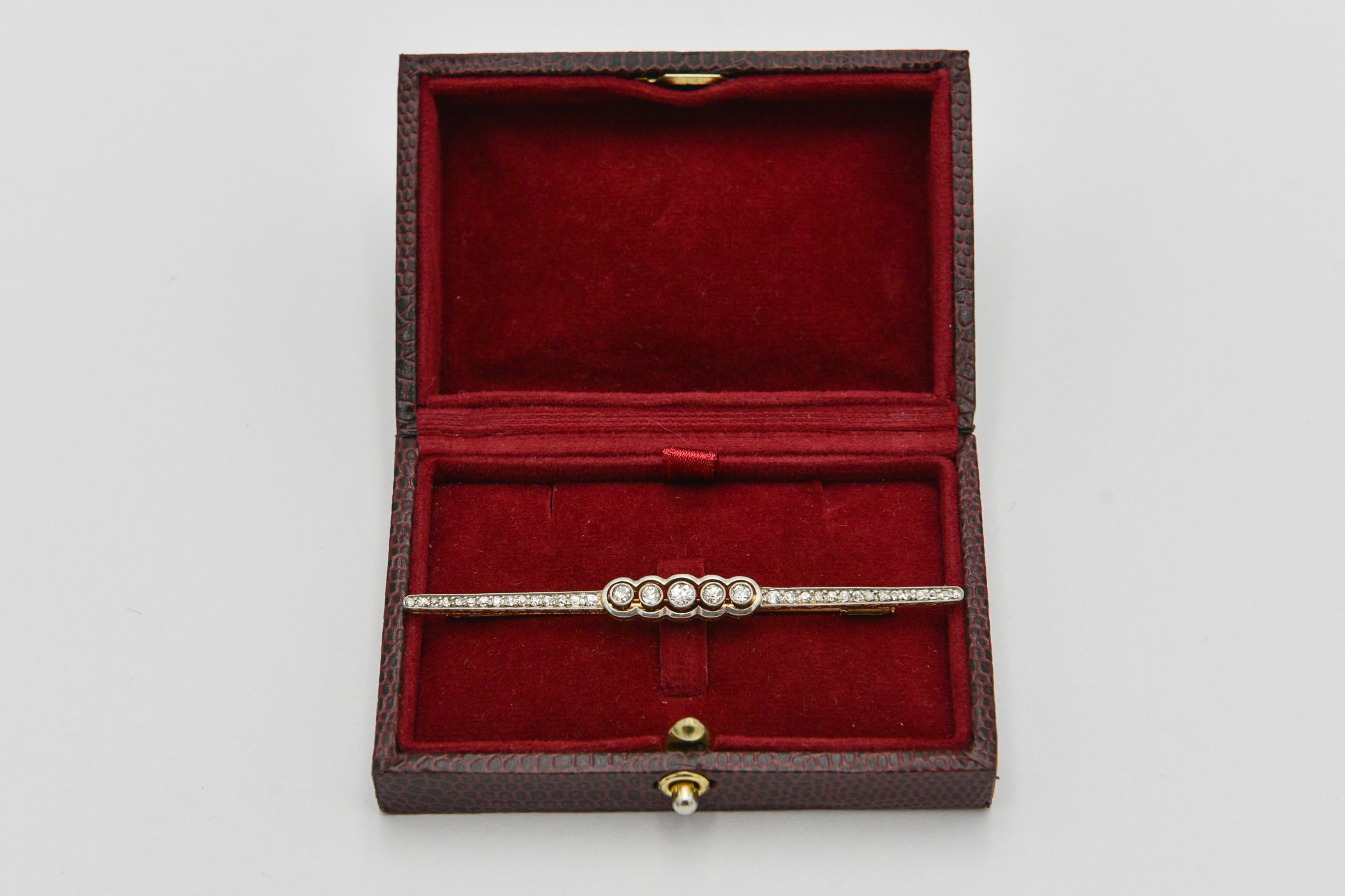 Broche ancienne en or avec éléments en platine avec perle et diamants

Perle de culture d'eau salée en serti central et 16 diamants d'un poids total d'environ 2,7 ct (couleur G-I pureté SI1-I1).

Origine : Espagne

Année : vers 1930

Poids : 8,12