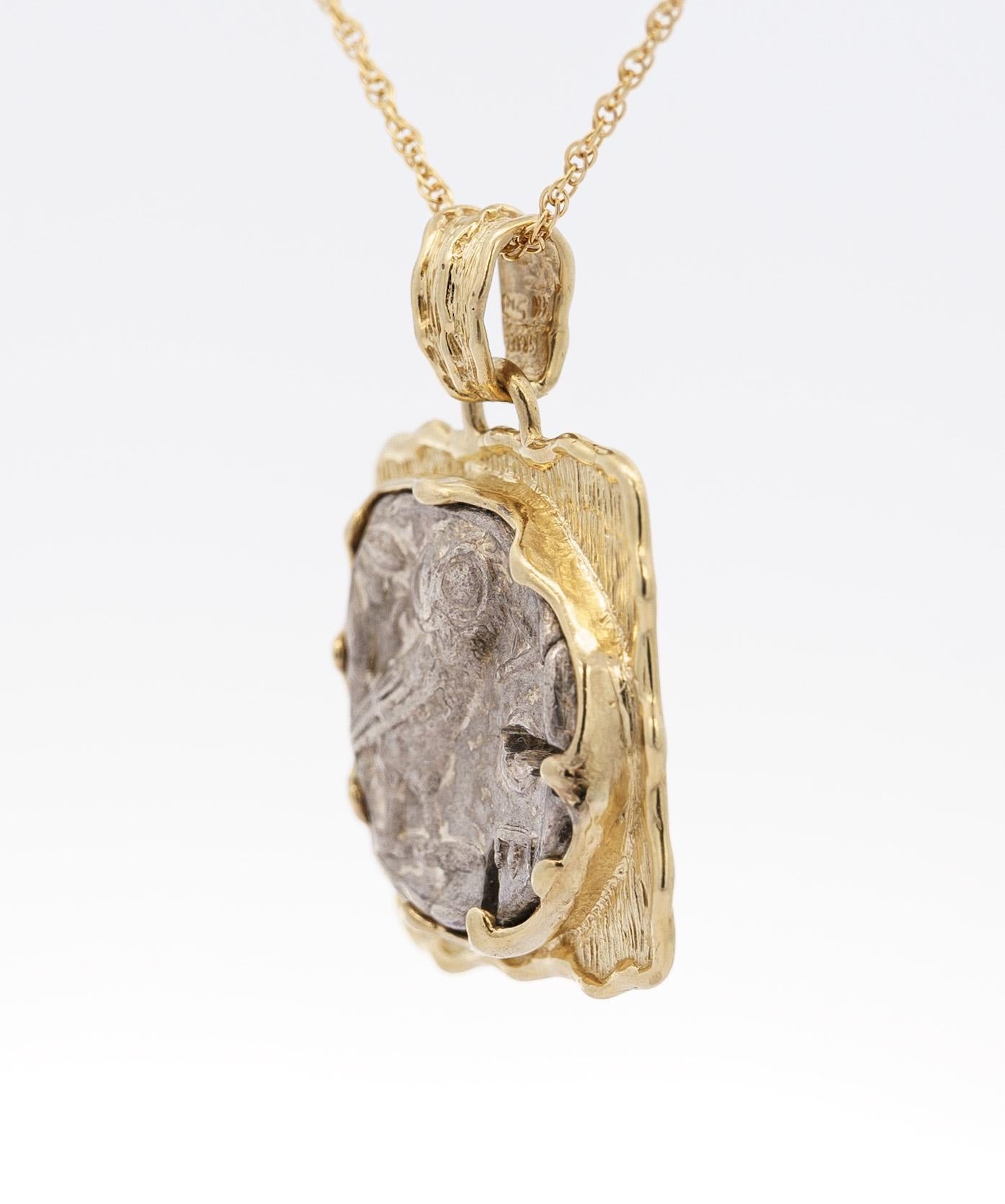 Greco classico Antico ciondolo a forma di tetradramma greco spazzolato in oro, circa 400-413 a.C. in vendita