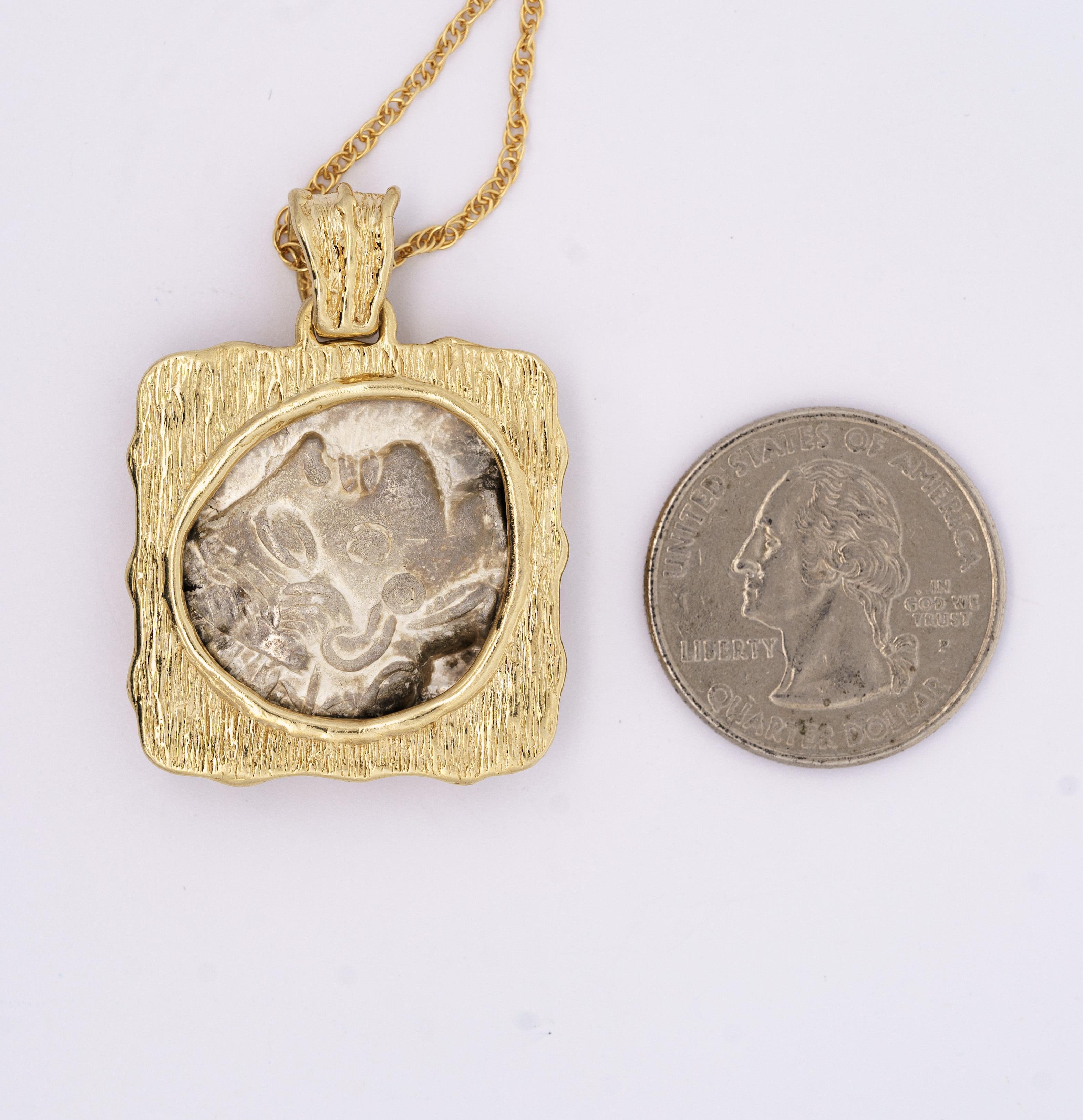 da uomo o donna Antico ciondolo a forma di tetradramma greco spazzolato in oro, circa 400-413 a.C. in vendita