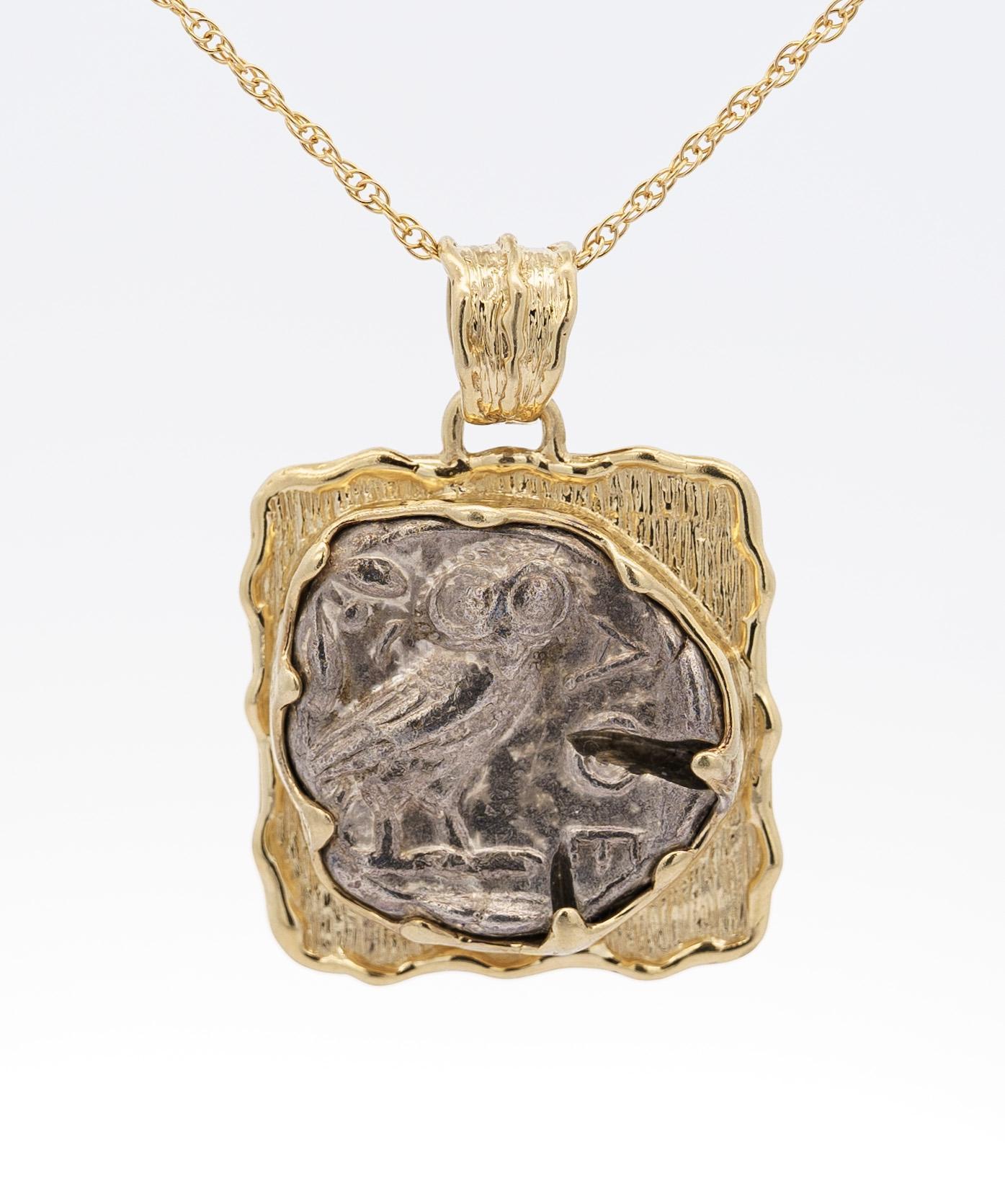 Antico ciondolo a forma di tetradramma greco spazzolato in oro, circa 400-413 a.C. in vendita 1