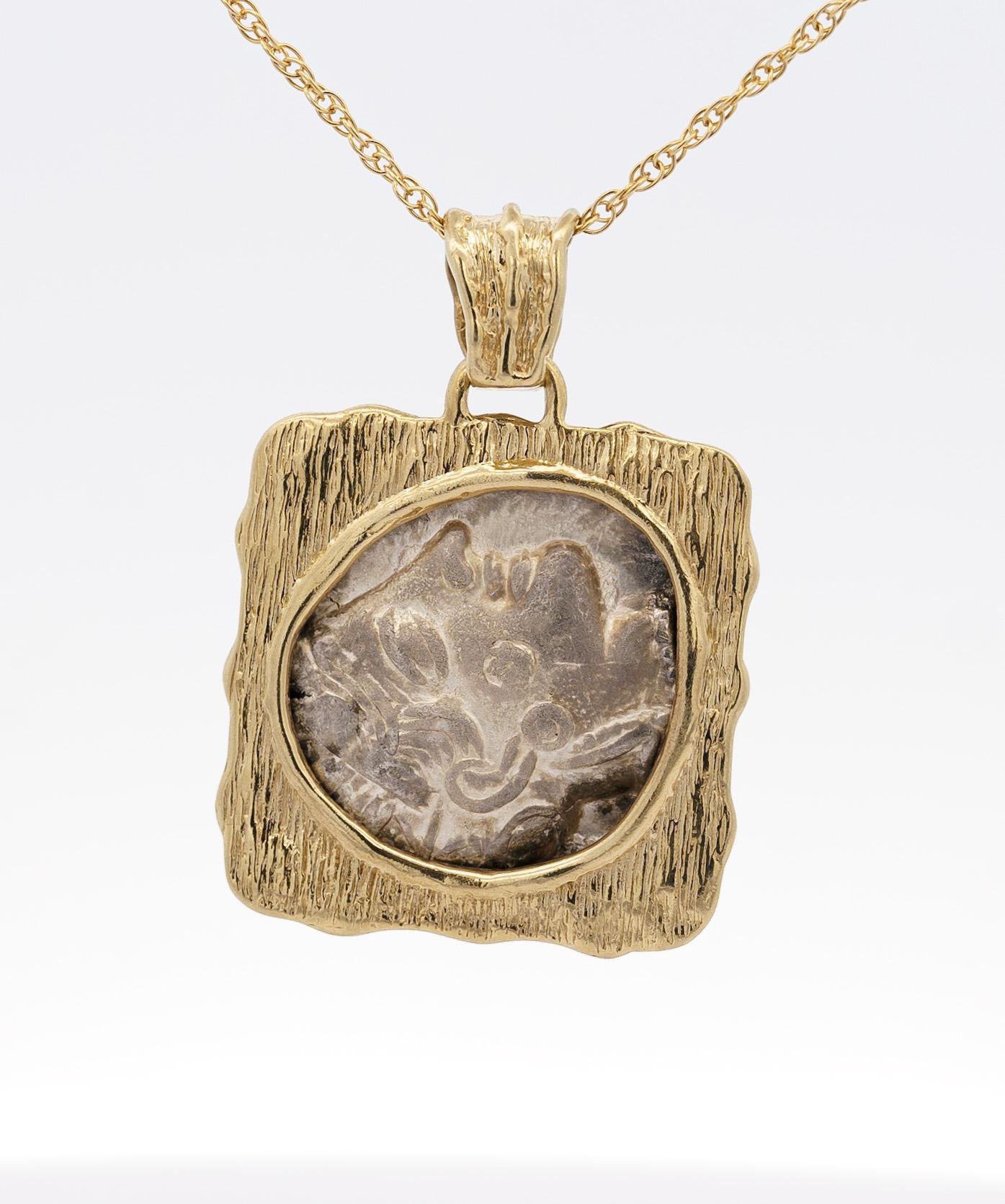 Antico ciondolo a forma di tetradramma greco spazzolato in oro, circa 400-413 a.C. in vendita 2